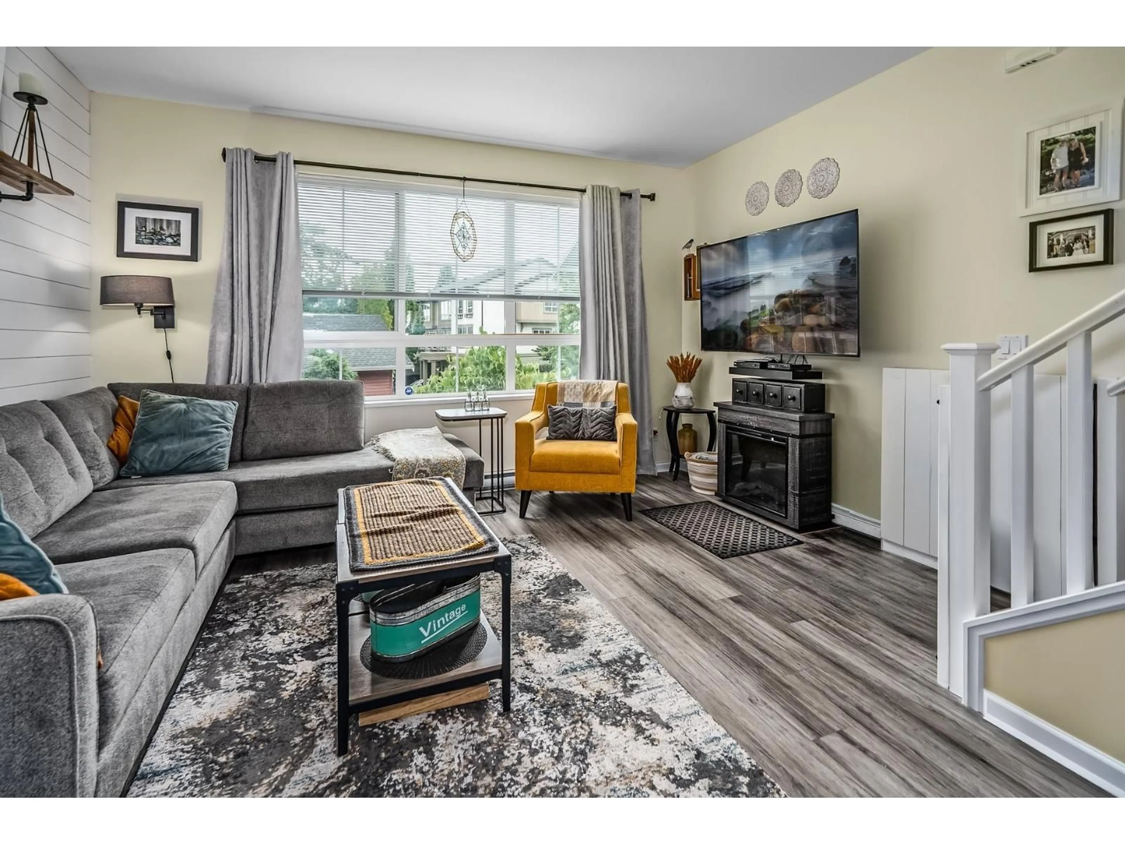 Living room with furniture, wood/laminate floor for 16 - 19505 68A AVENUE, Surrey British Columbia V4N6K3