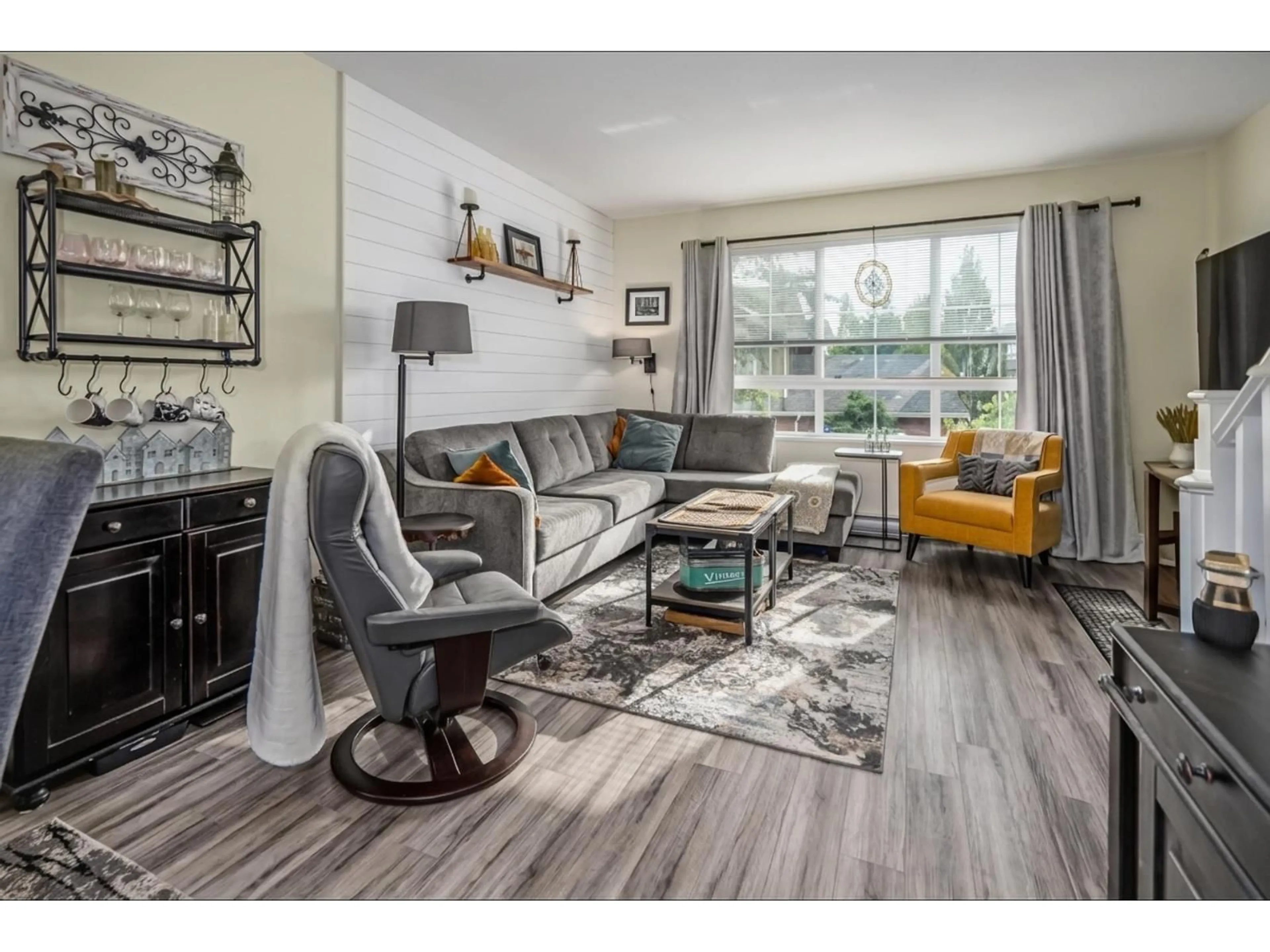 Living room with furniture, wood/laminate floor for 16 - 19505 68A AVENUE, Surrey British Columbia V4N6K3