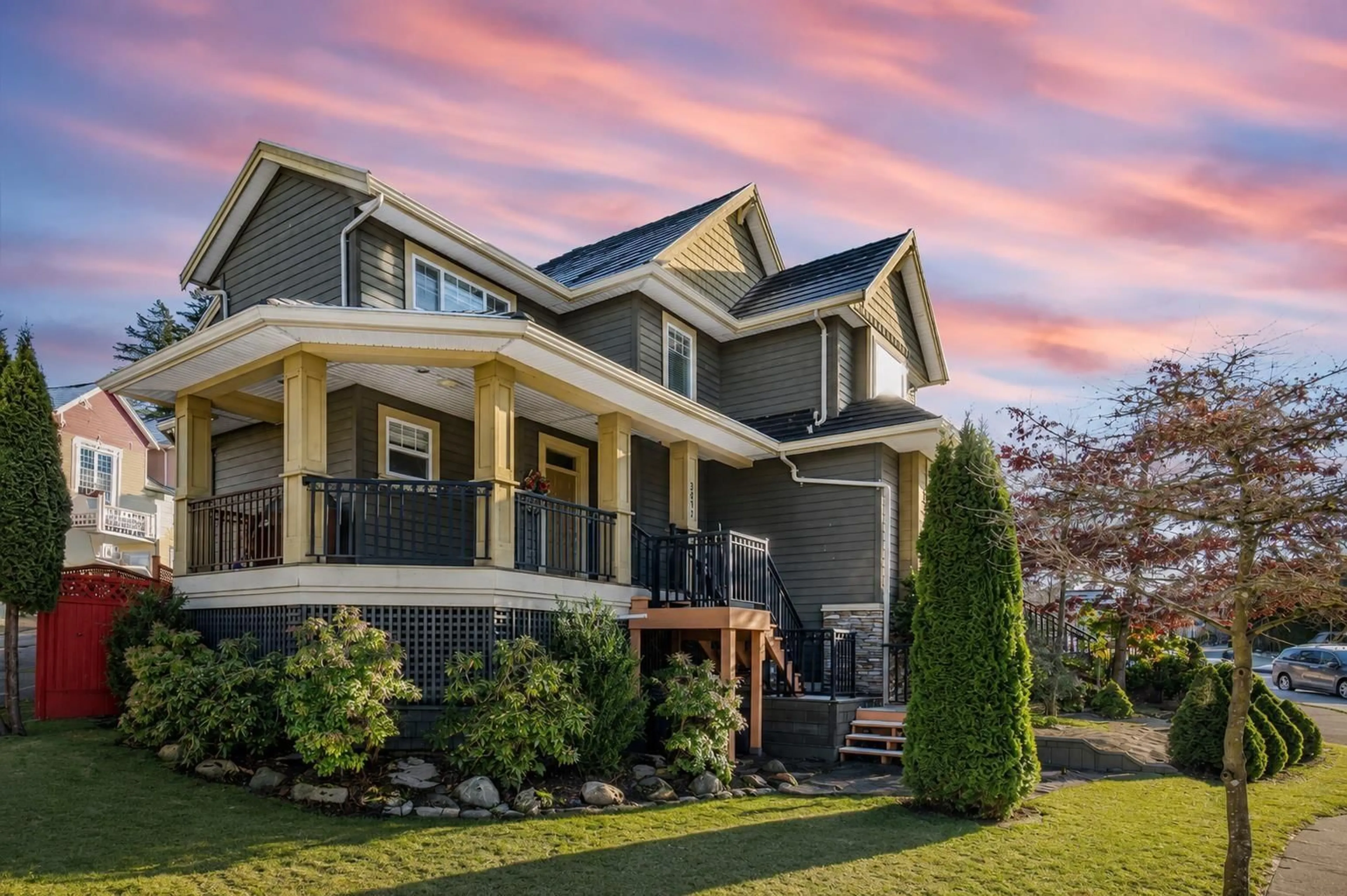 Home with vinyl exterior material, unknown for 3492 147A STREET, Surrey British Columbia V4P0A7