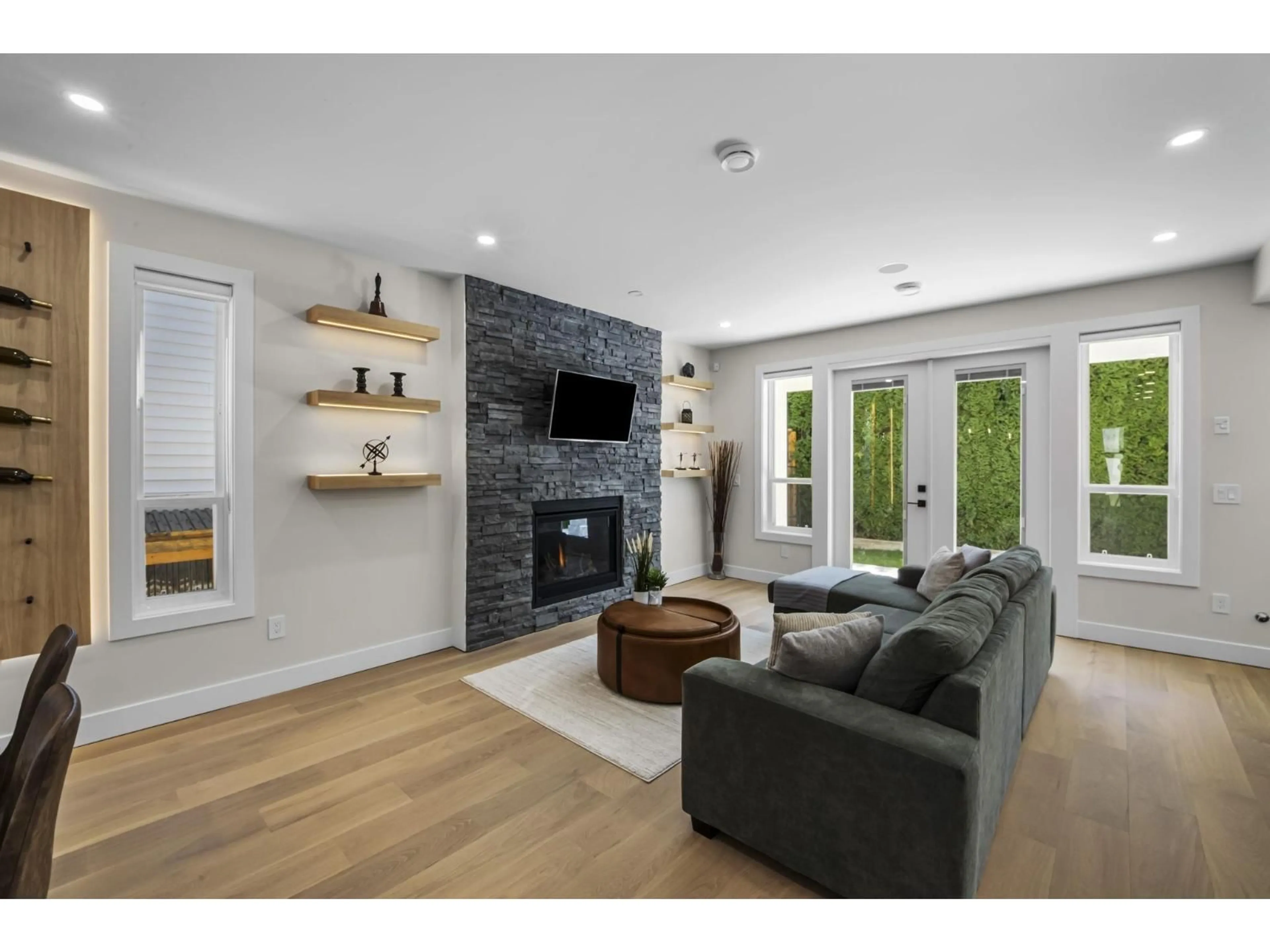 Living room with furniture, unknown for 862 WILLOW PLACE, Harrison Hot Springs British Columbia V0M1K0