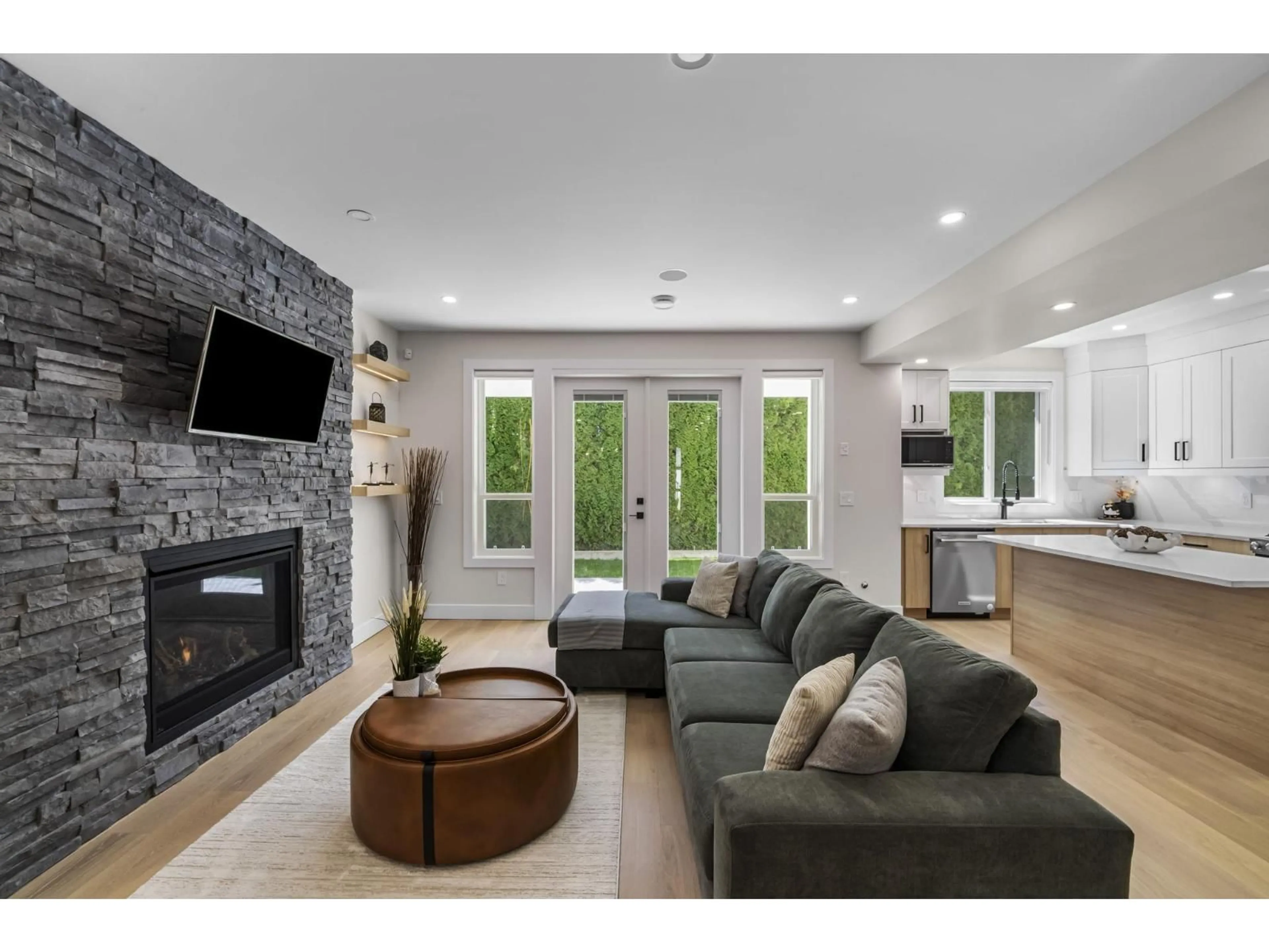 Living room with furniture, unknown for 862 WILLOW PLACE, Harrison Hot Springs British Columbia V0M1K0