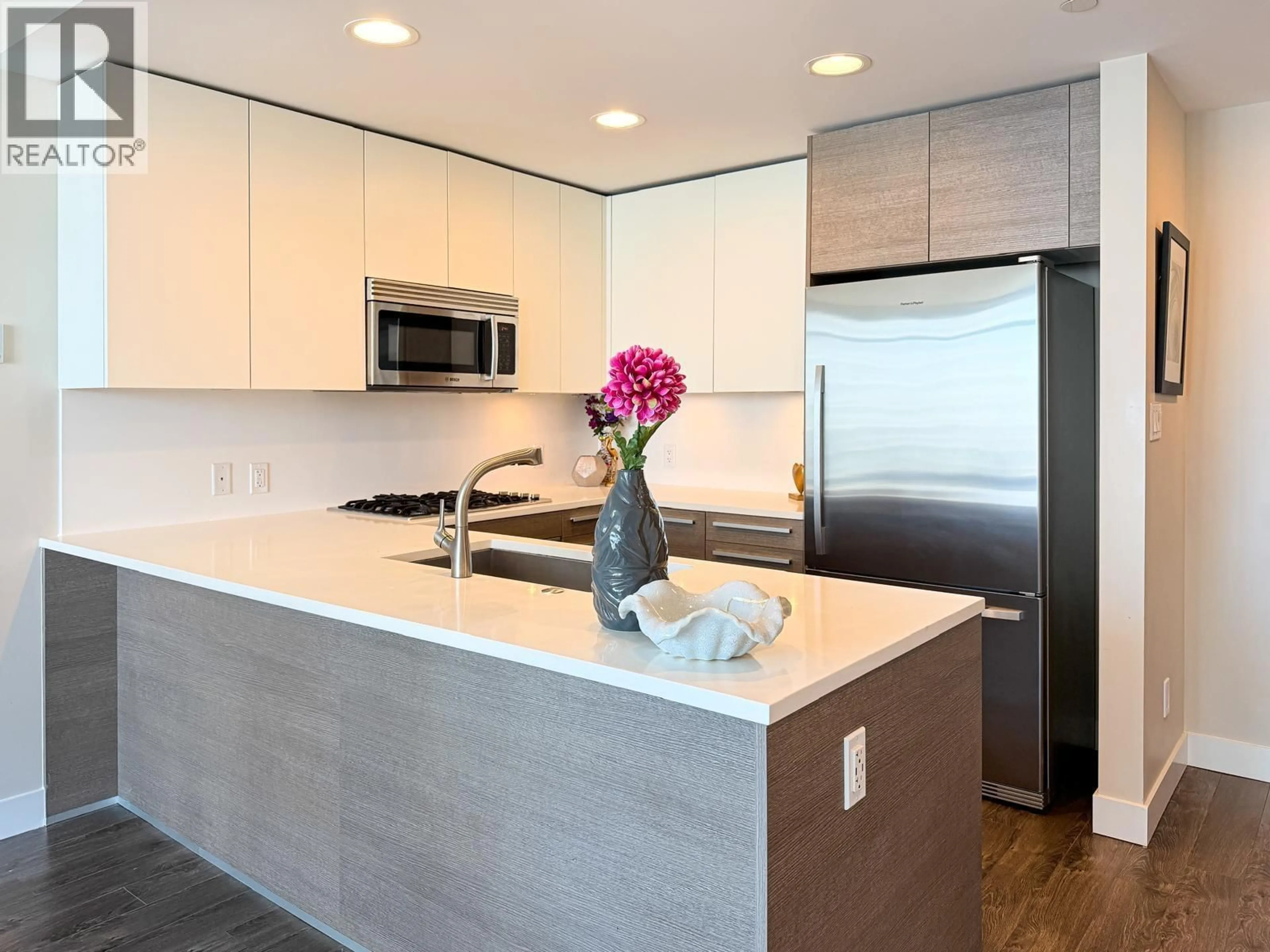 Contemporary kitchen, unknown for 3205 - 2008 ROSSER AVENUE, Burnaby British Columbia V5C0H8