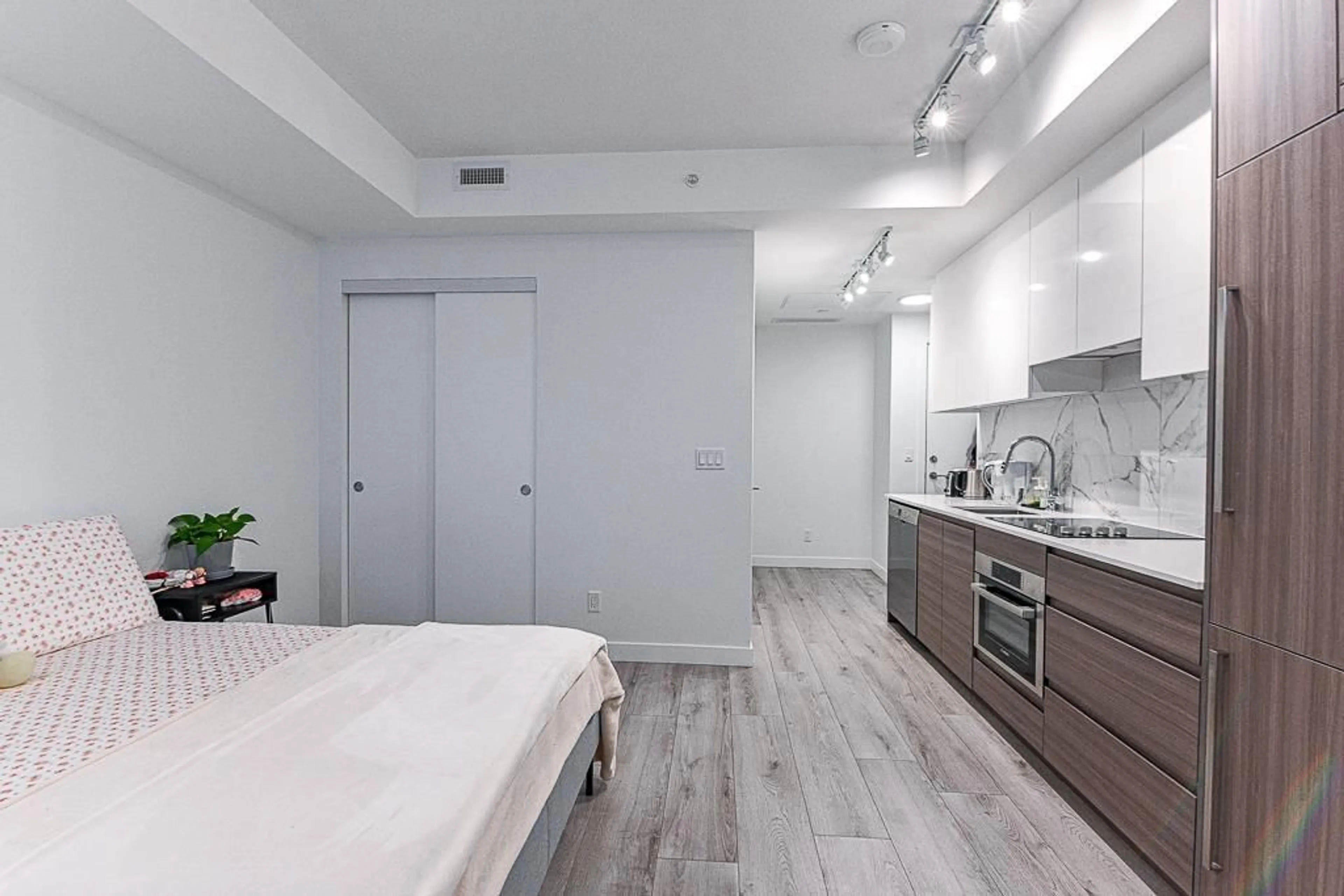 Unknown for 1714 - 10626 CITY PARKWAY, Surrey British Columbia V3T0S3