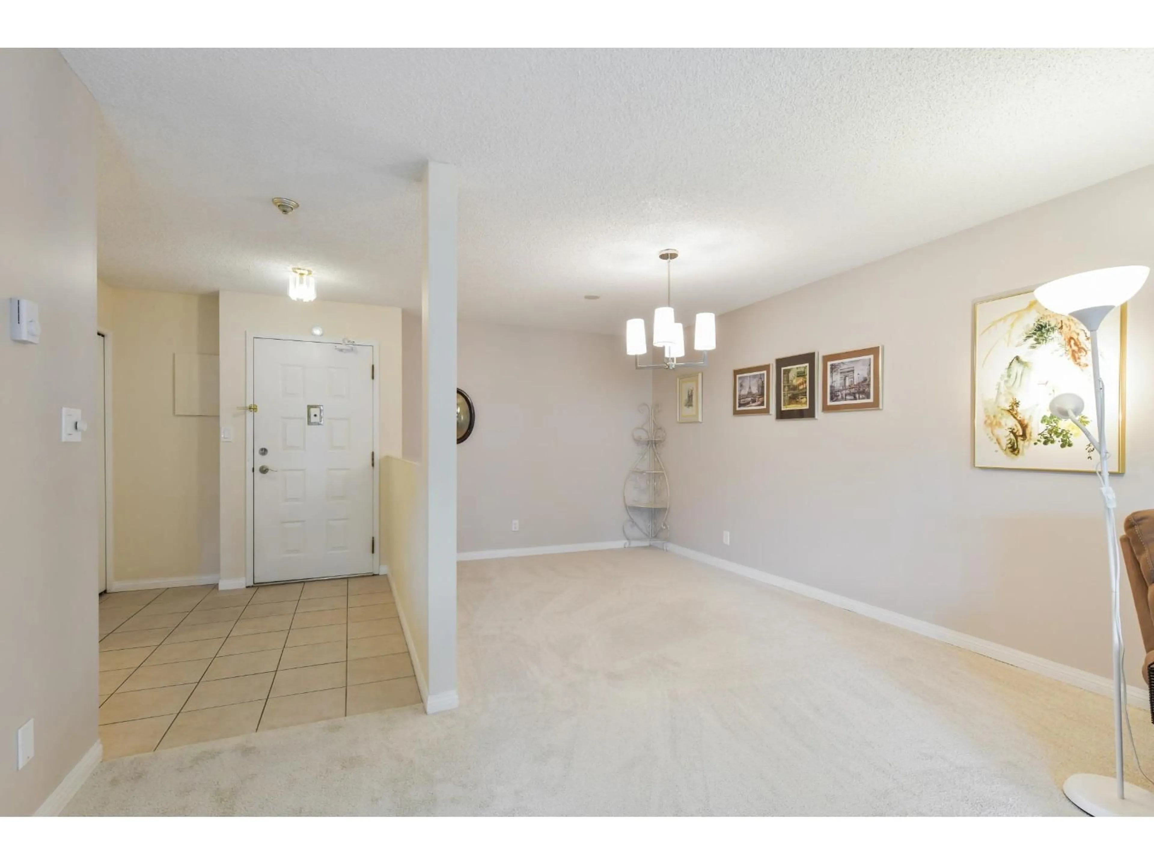 Indoor foyer for 305 - 1521 BLACKWOOD STREET, White Rock British Columbia V4B3V6