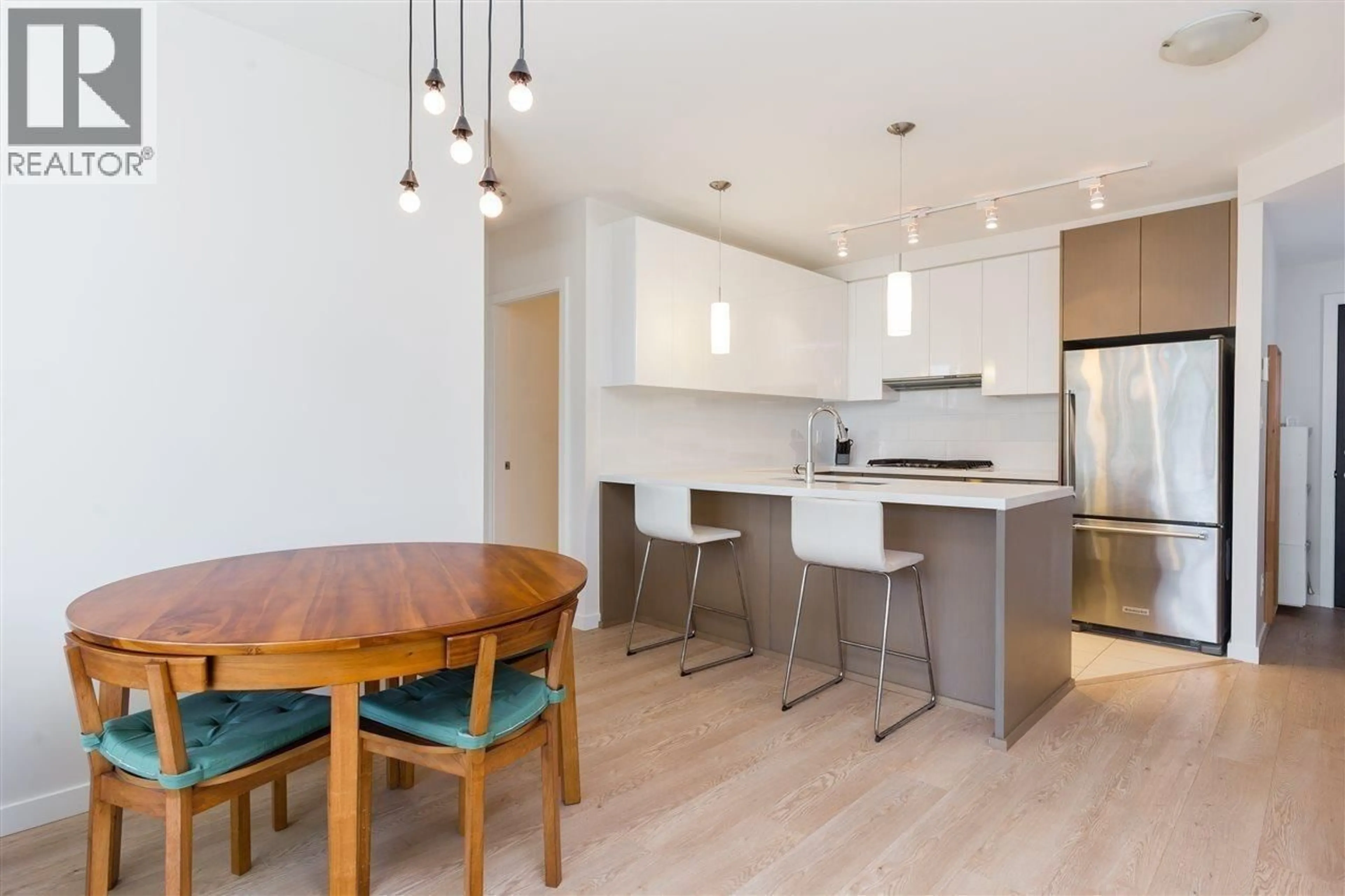 Open concept kitchen, wood/laminate floor for 805 - 3080 LINCOLN AVENUE, Coquitlam British Columbia V3B0L9