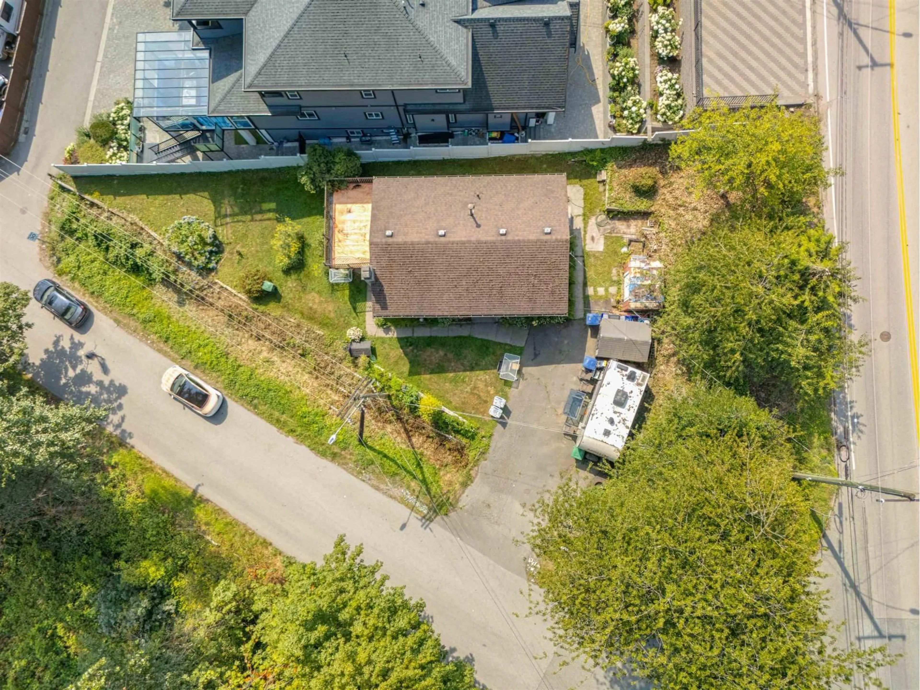 A pic from outside/outdoor area/front of a property/back of a property/a pic from drone, street for 11546 SURREY ROAD, Surrey British Columbia V3R5T5