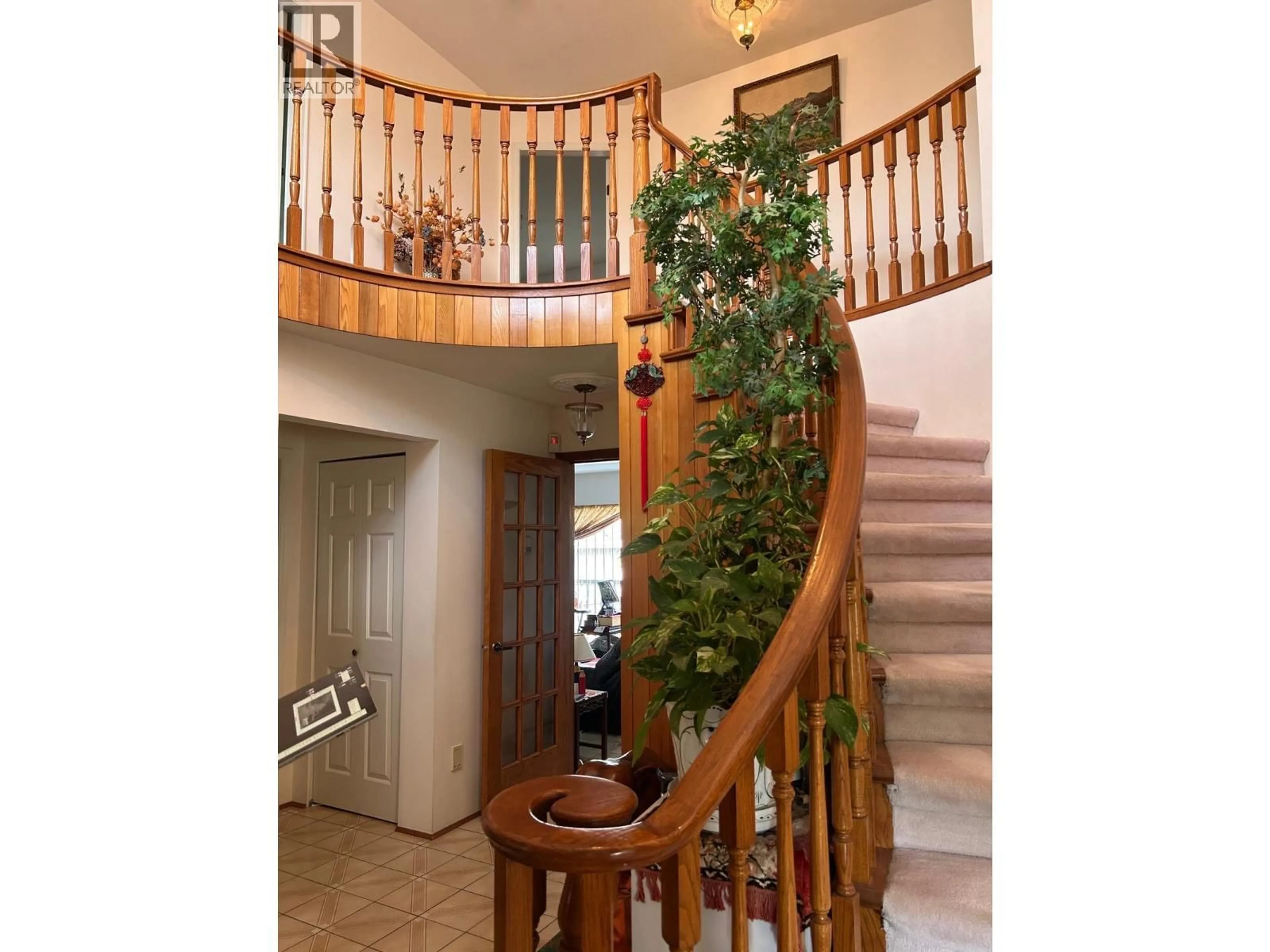 Indoor foyer for 115 47TH AVENUE, Vancouver British Columbia V5Y2Y1