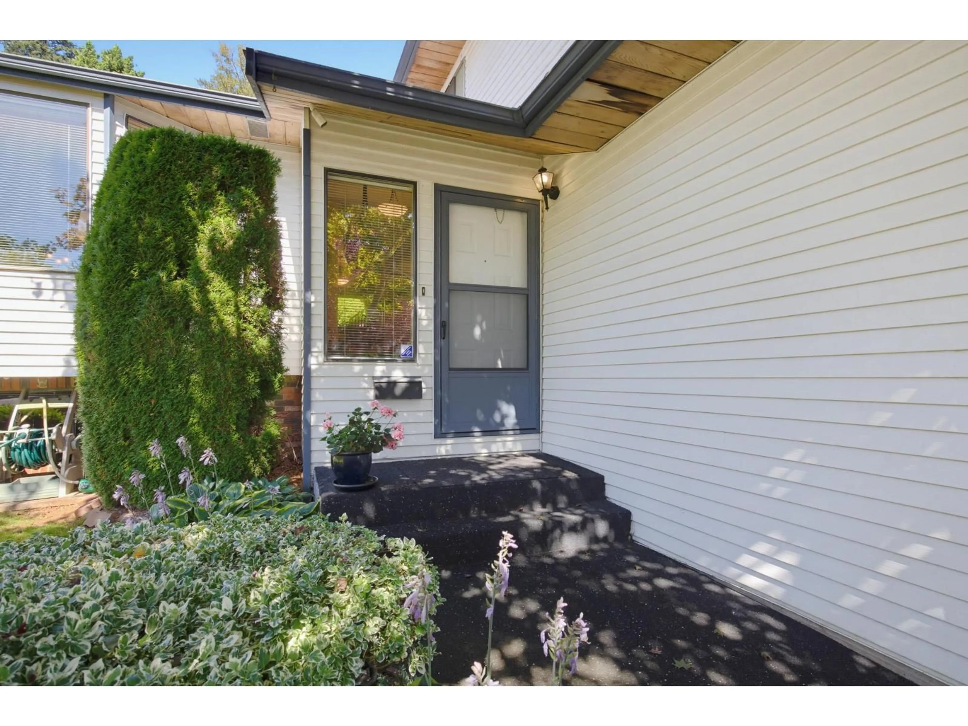 Indoor entryway for 2358 CAMERON CRESCENT, Abbotsford British Columbia V2S5W4