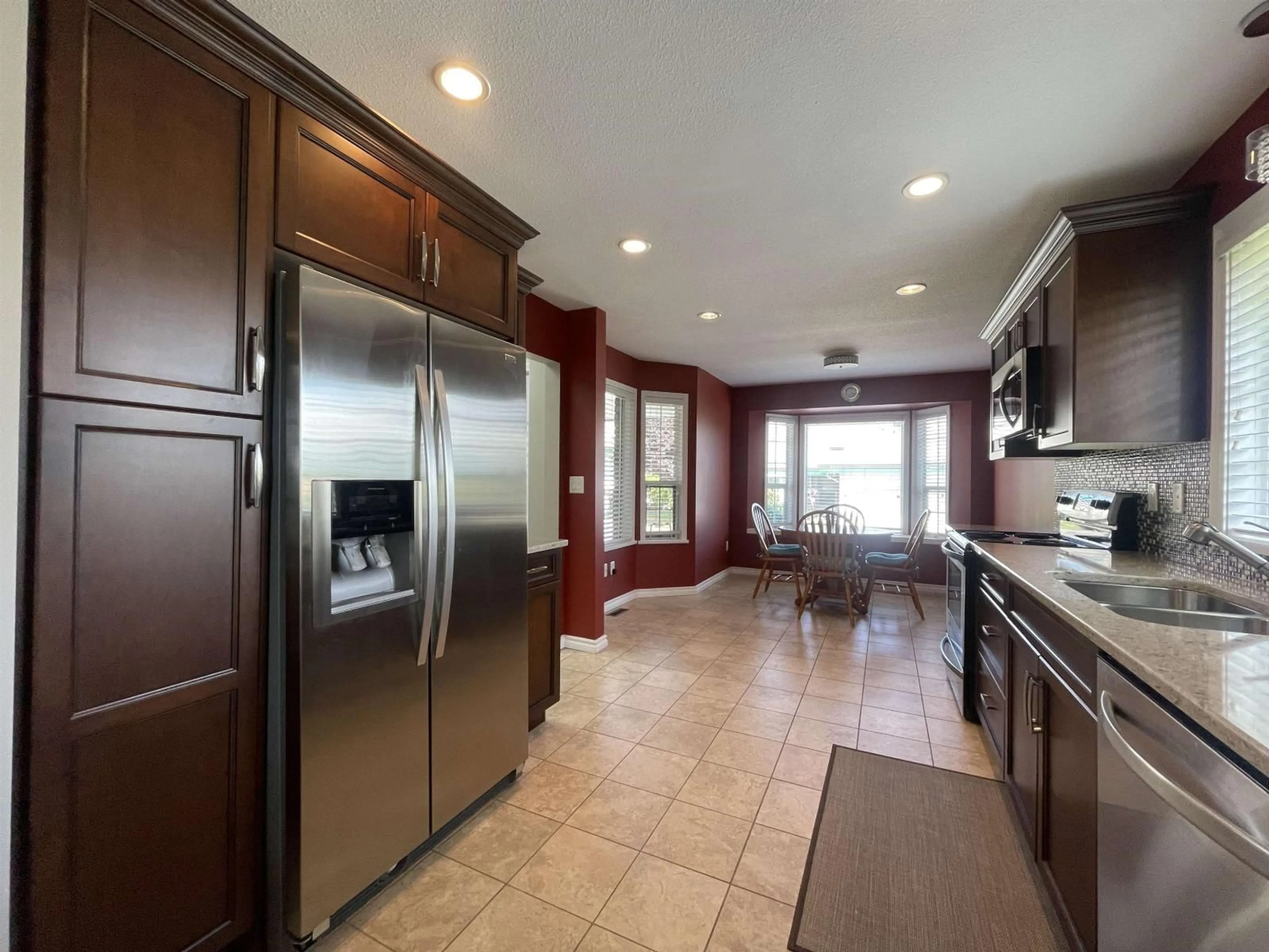 Open concept kitchen, ceramic/tile floor for 7 - 3115 TRAFALGAR STREET, Abbotsford British Columbia V2S8C5