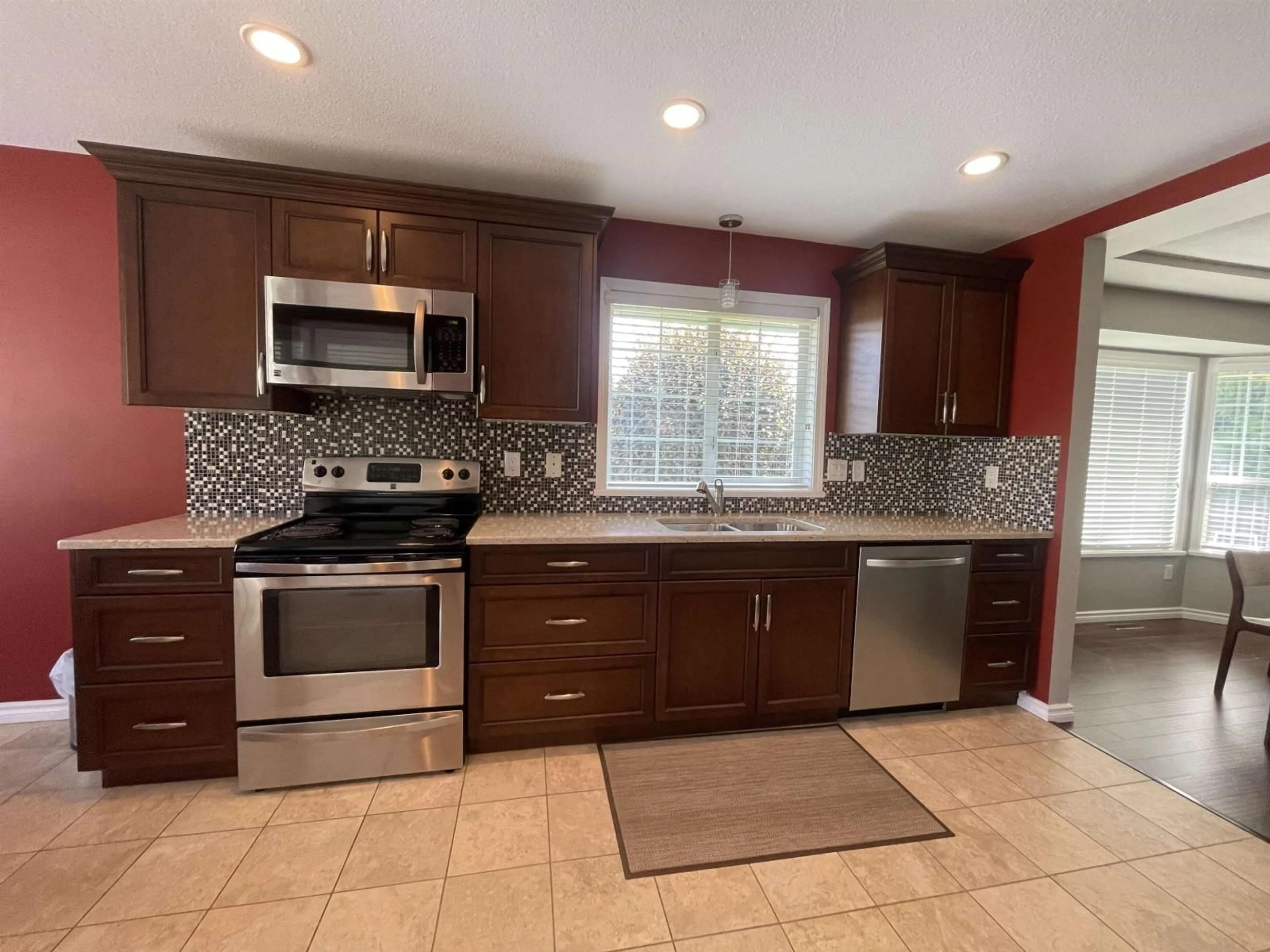 Open concept kitchen, ceramic/tile floor for 7 - 3115 TRAFALGAR STREET, Abbotsford British Columbia V2S8C5