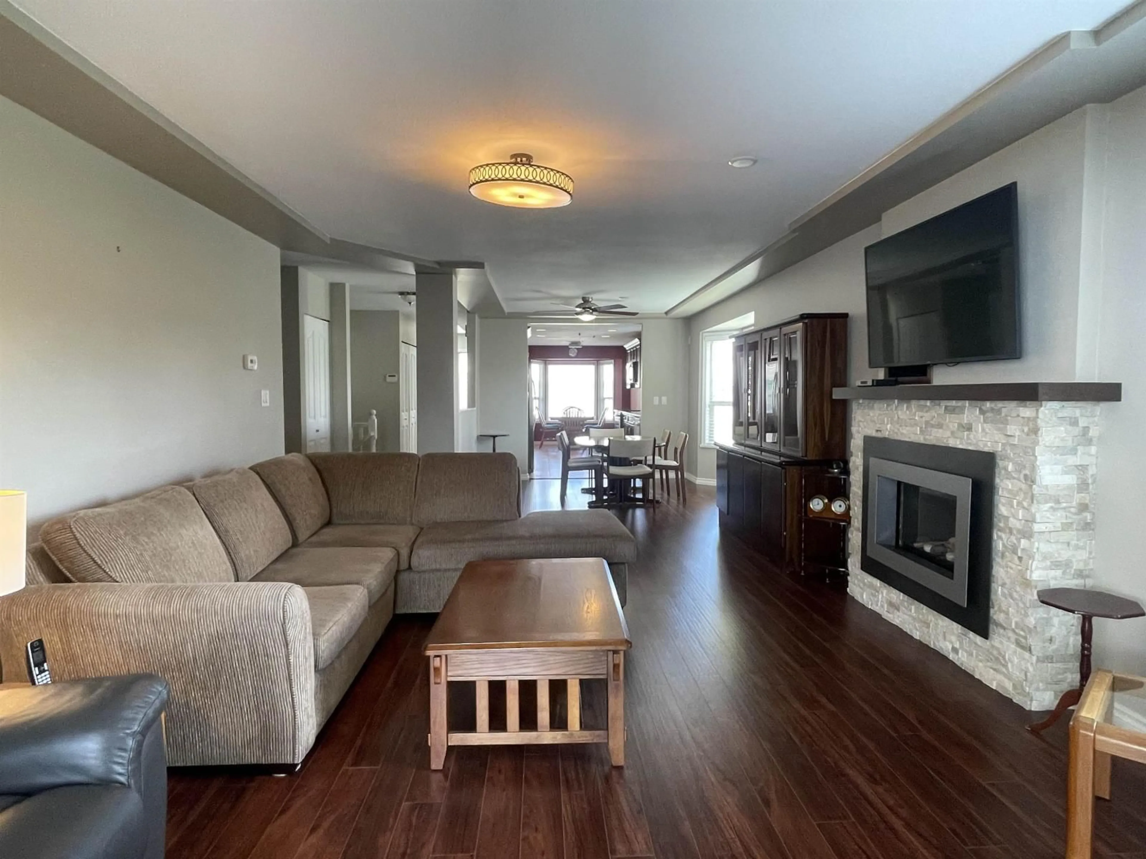 Living room with furniture, wood/laminate floor for 7 - 3115 TRAFALGAR STREET, Abbotsford British Columbia V2S8C5