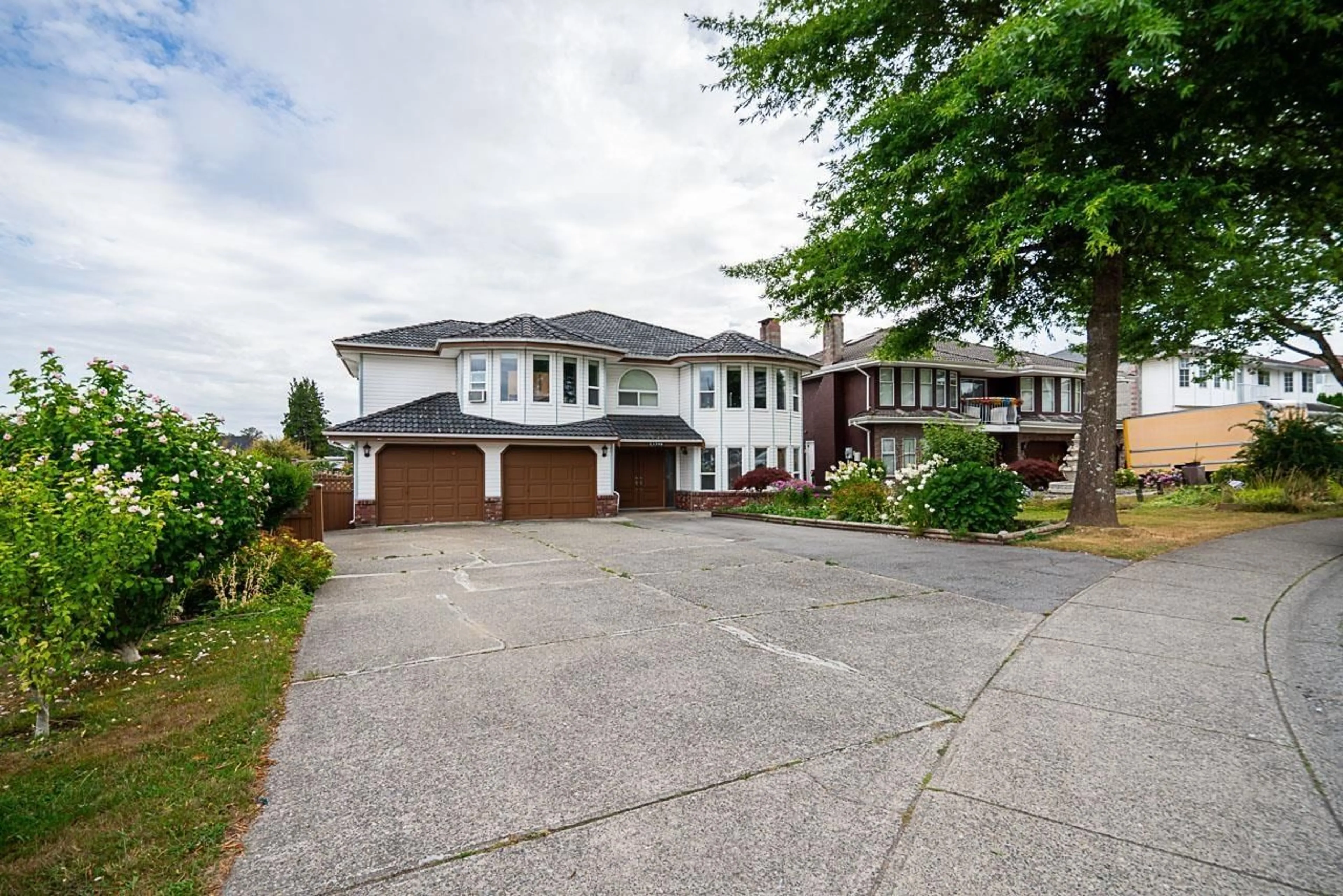 A pic from outside/outdoor area/front of a property/back of a property/a pic from drone, street for 13398 89 AVENUE, Surrey British Columbia V3V7W1