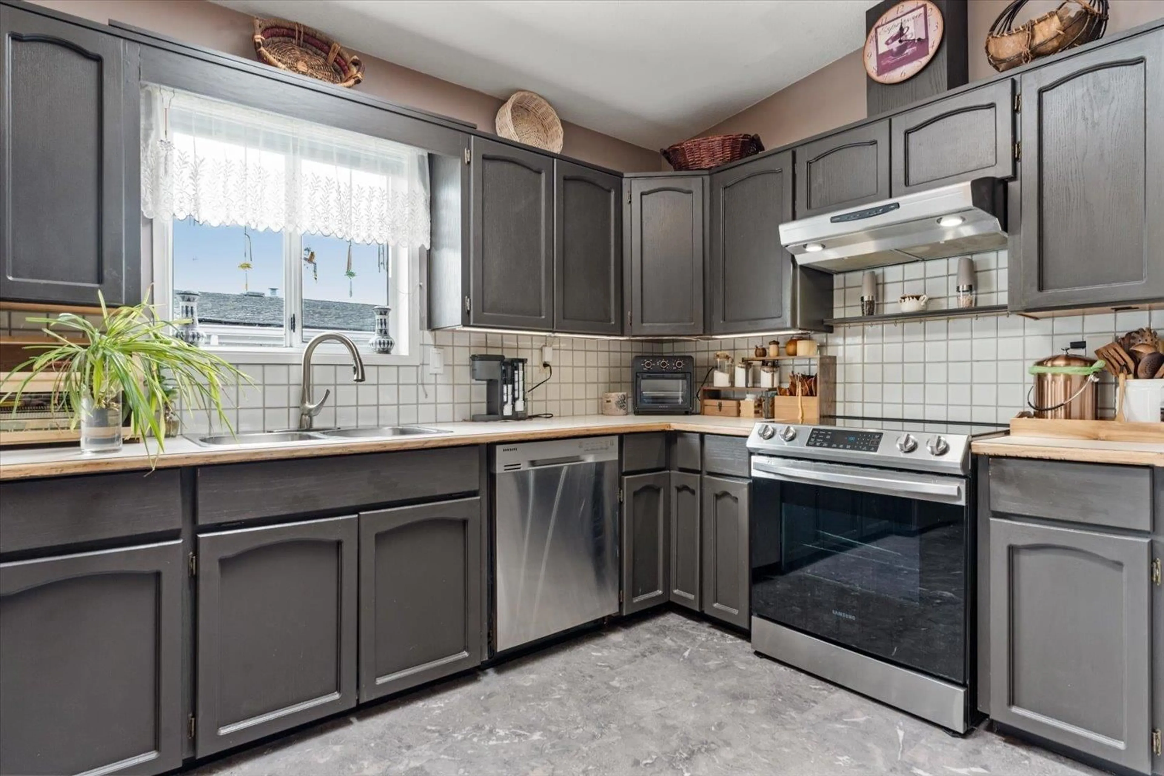 Standard kitchen, ceramic/tile floor for 64 - 9055 ASHWELL ROAD, Chilliwack British Columbia V2P7S6
