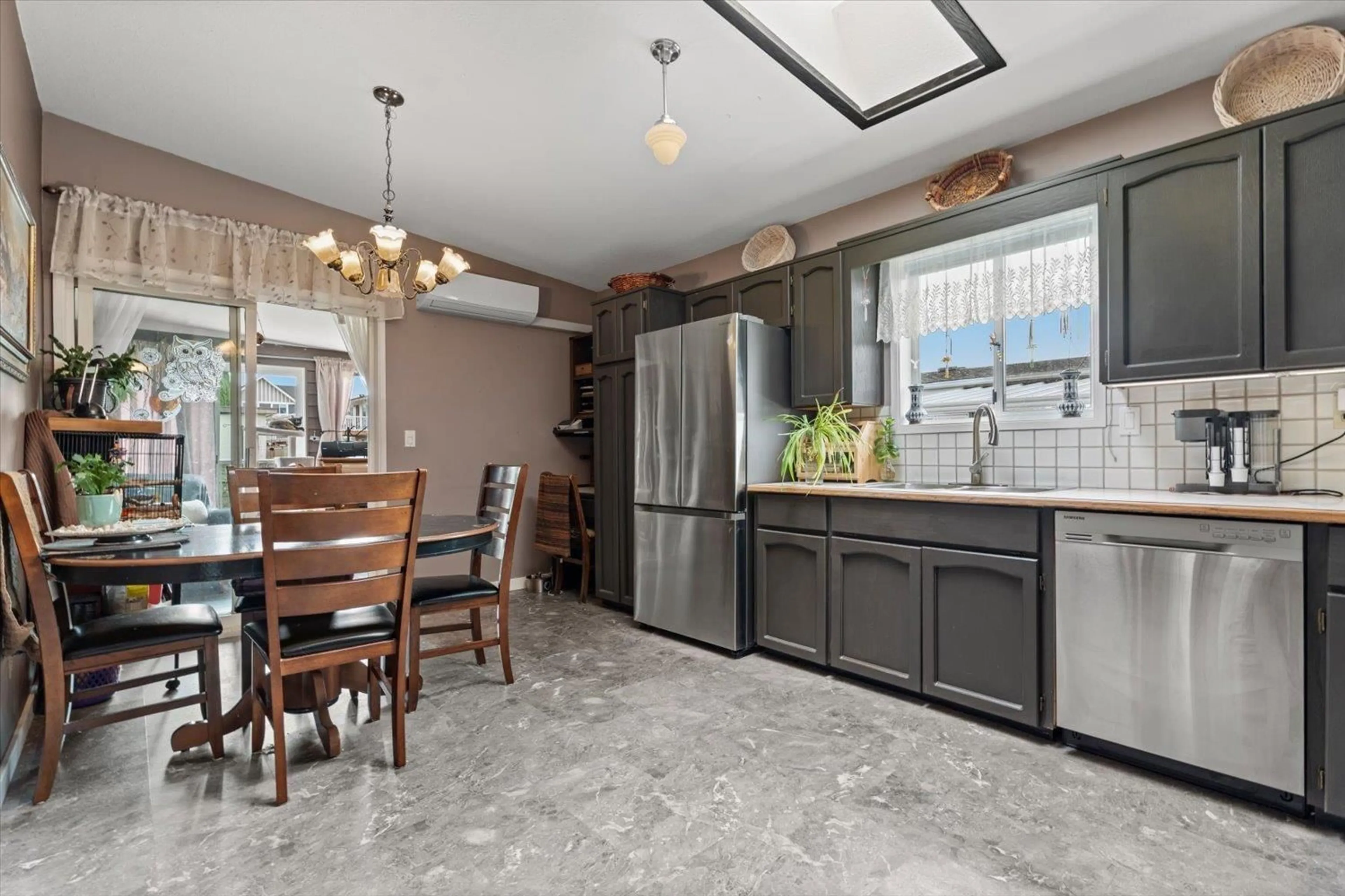 Open concept kitchen, ceramic/tile floor for 64 - 9055 ASHWELL ROAD, Chilliwack British Columbia V2P7S6