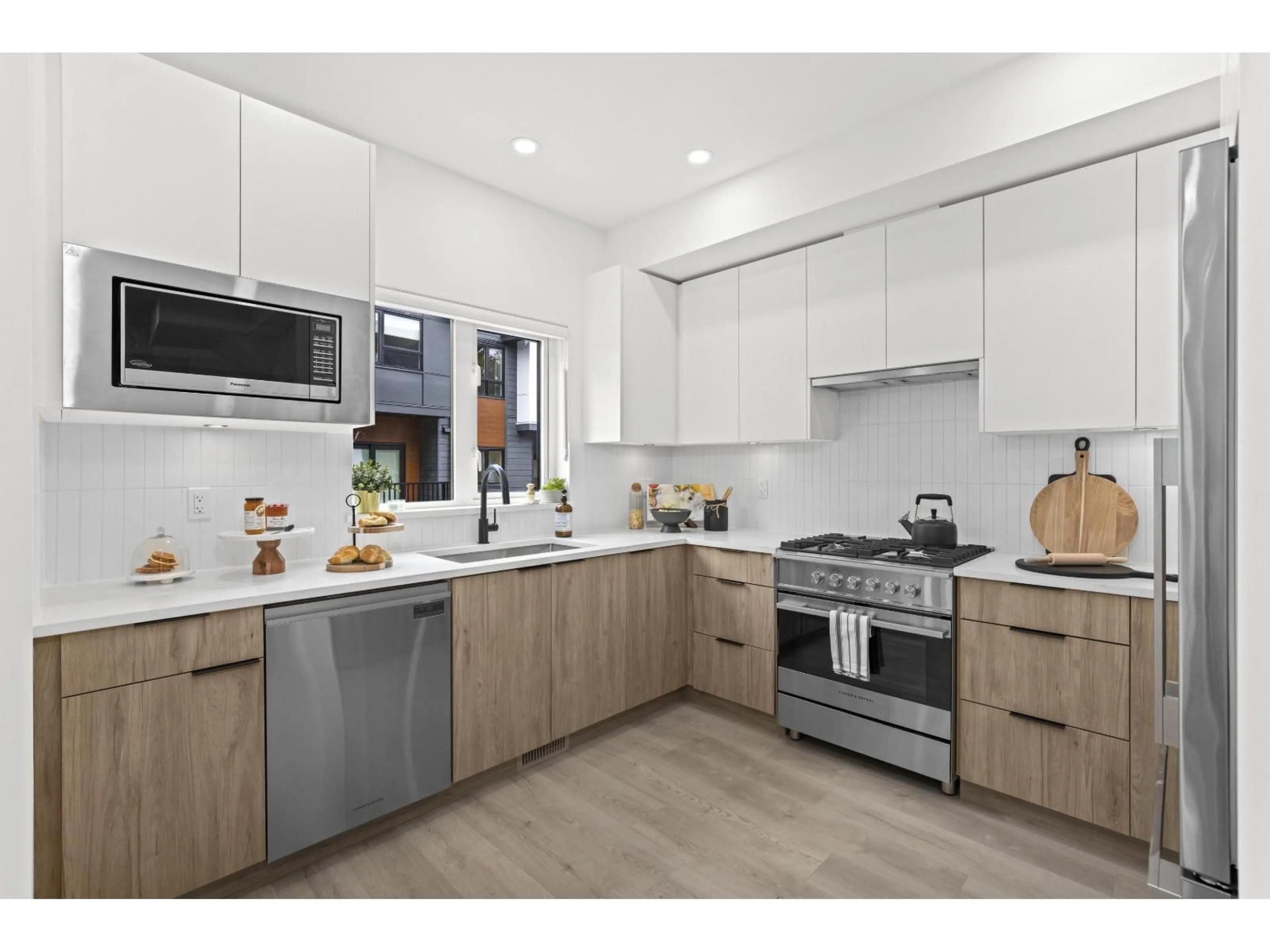 Open concept kitchen, wood/laminate floor for 16 - 1959 165A STREET, Surrey British Columbia V3Z1K3