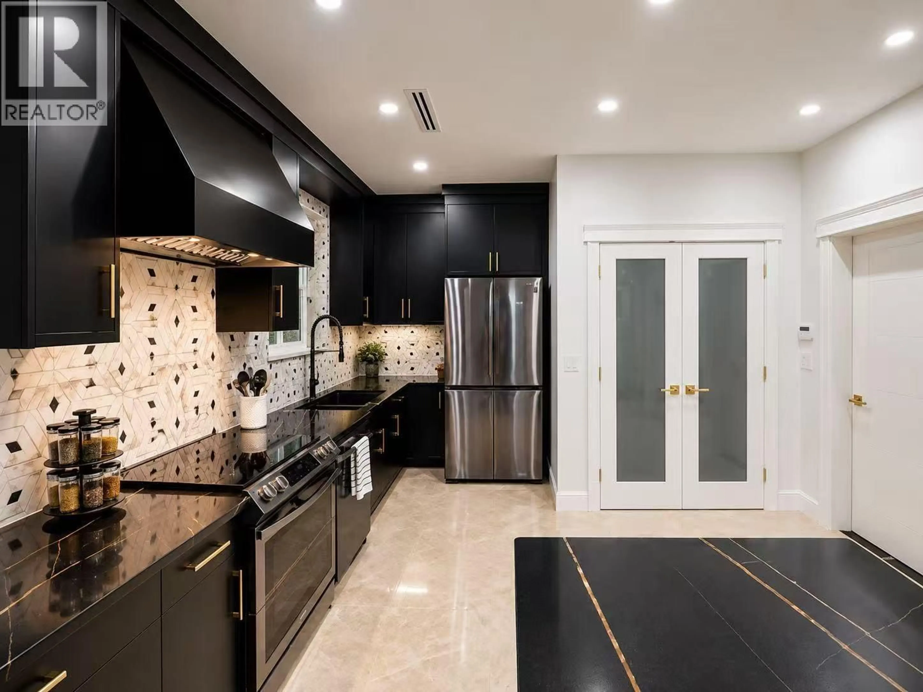 Contemporary kitchen, ceramic/tile floor for 1 - 1102 LARGO ROAD, Roberts Creek British Columbia V0N2W2