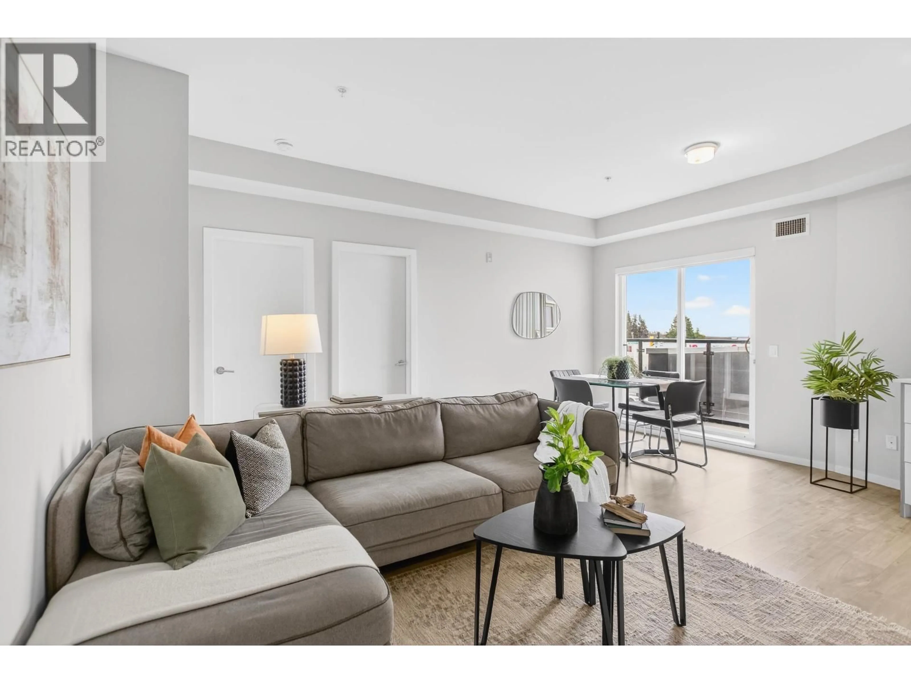 Living room with furniture, unknown for 215 - 6283 KINGSWAY AVENUE, Burnaby British Columbia V5J0H3