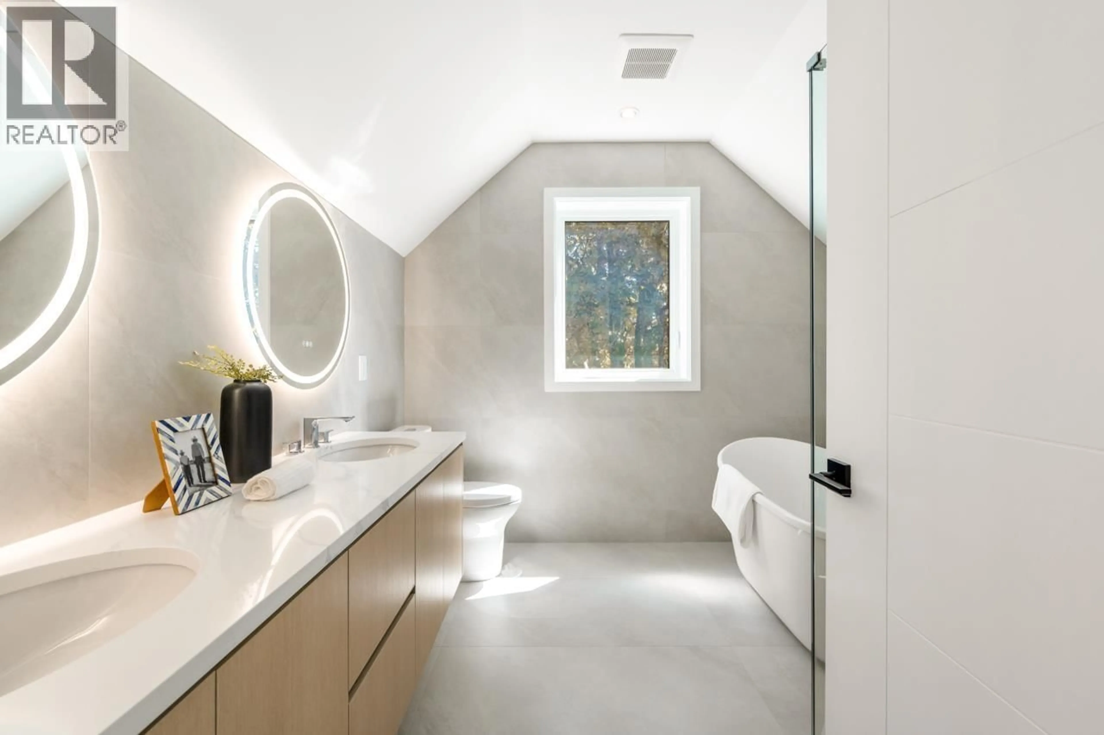 Contemporary bathroom, ceramic/tile floor for 1 - 3771 KING EDWARD AVENUE, Vancouver British Columbia V6S1M8