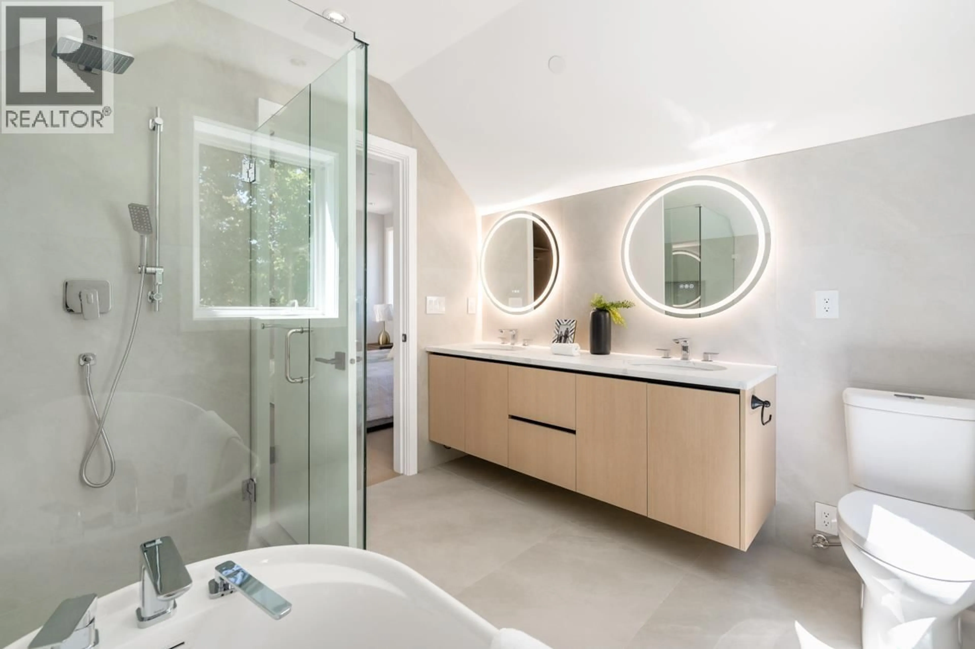 Contemporary bathroom, ceramic/tile floor for 1 - 3771 KING EDWARD AVENUE, Vancouver British Columbia V6S1M8