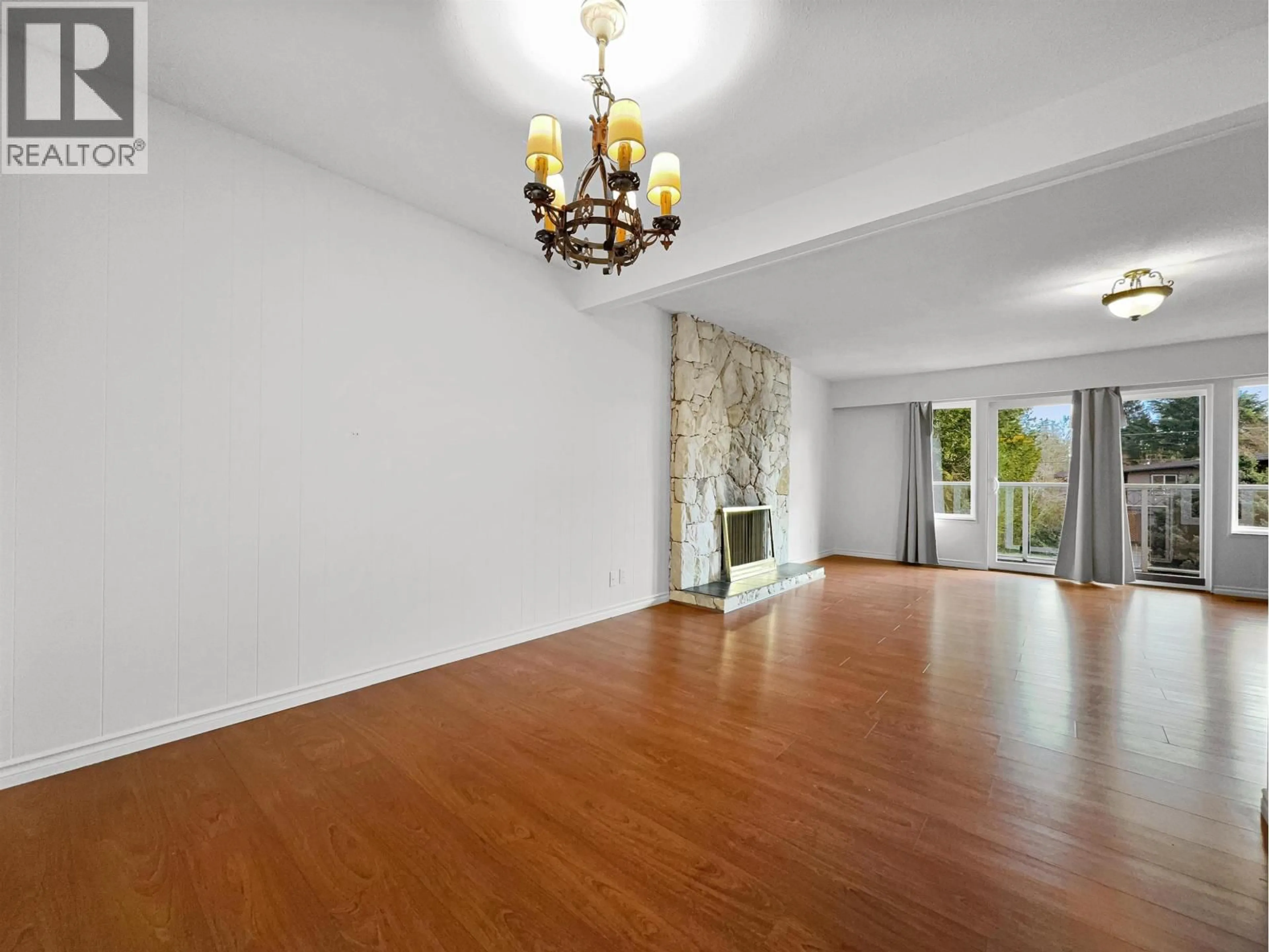 Indoor foyer for 5313 10 AVENUE, Delta British Columbia V4M1X6
