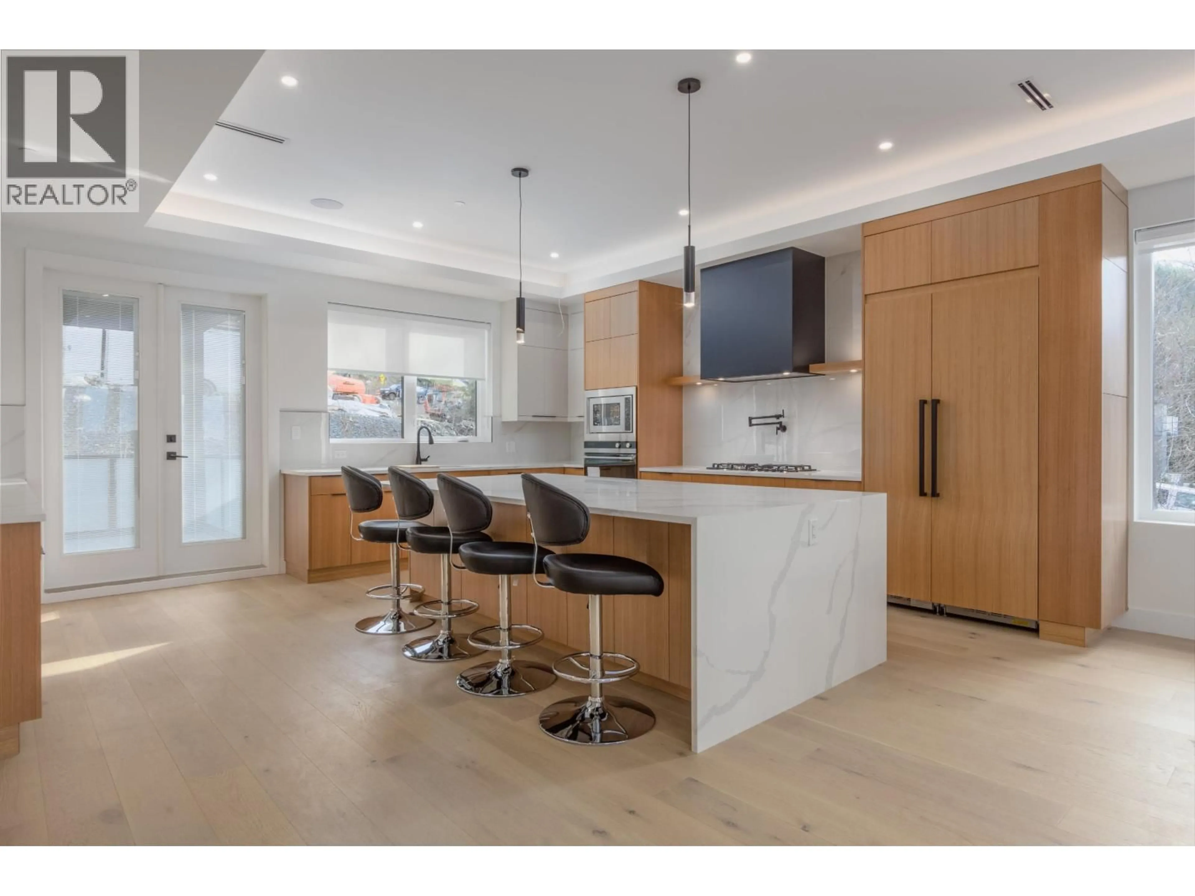 Contemporary kitchen, ceramic/tile floor for 4 - 3385 MAMQUAM ROAD, Squamish British Columbia V8B0E3