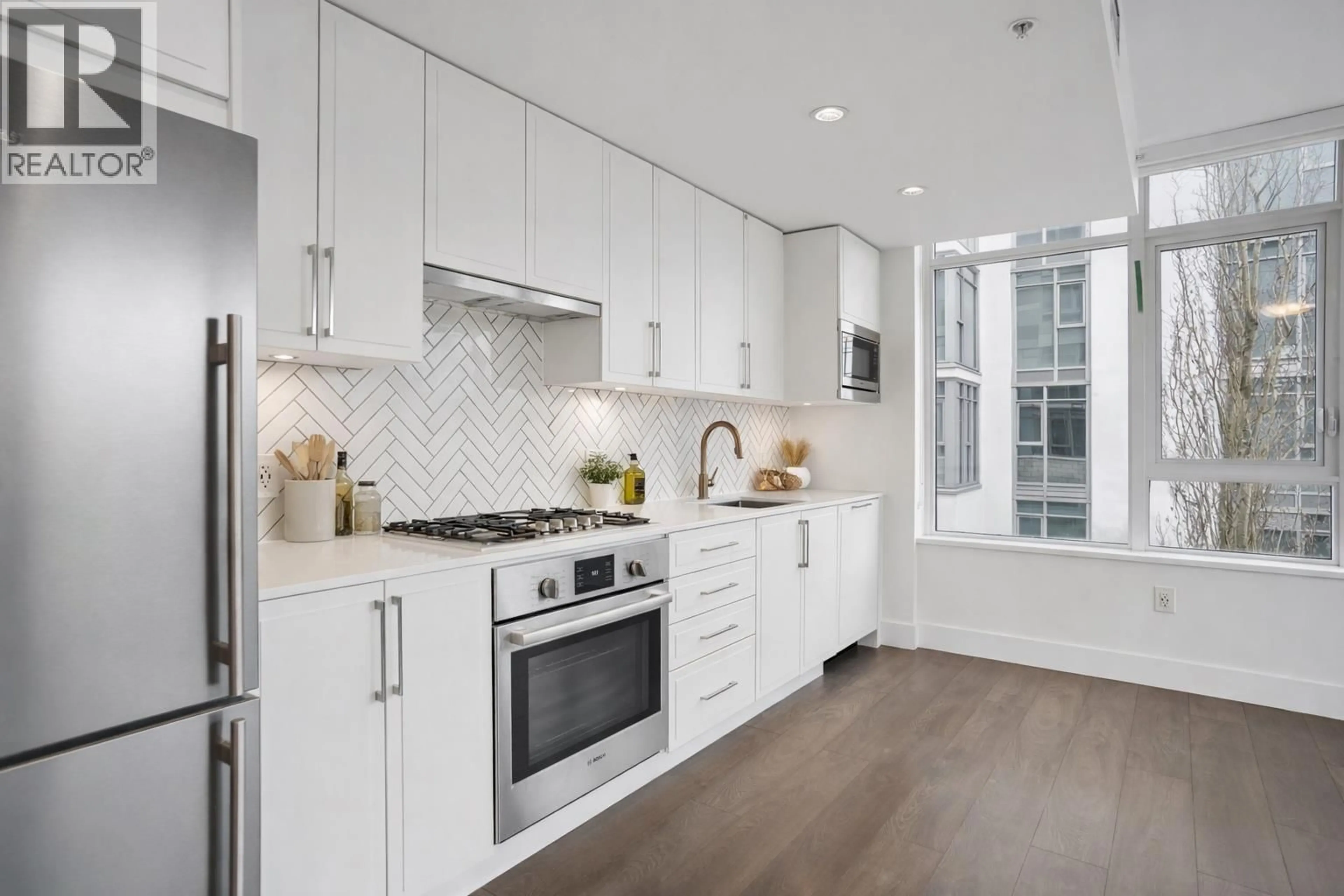 Open concept kitchen, ceramic/tile floor for 302 - 2455 KINGSWAY, Vancouver British Columbia V5R5G8