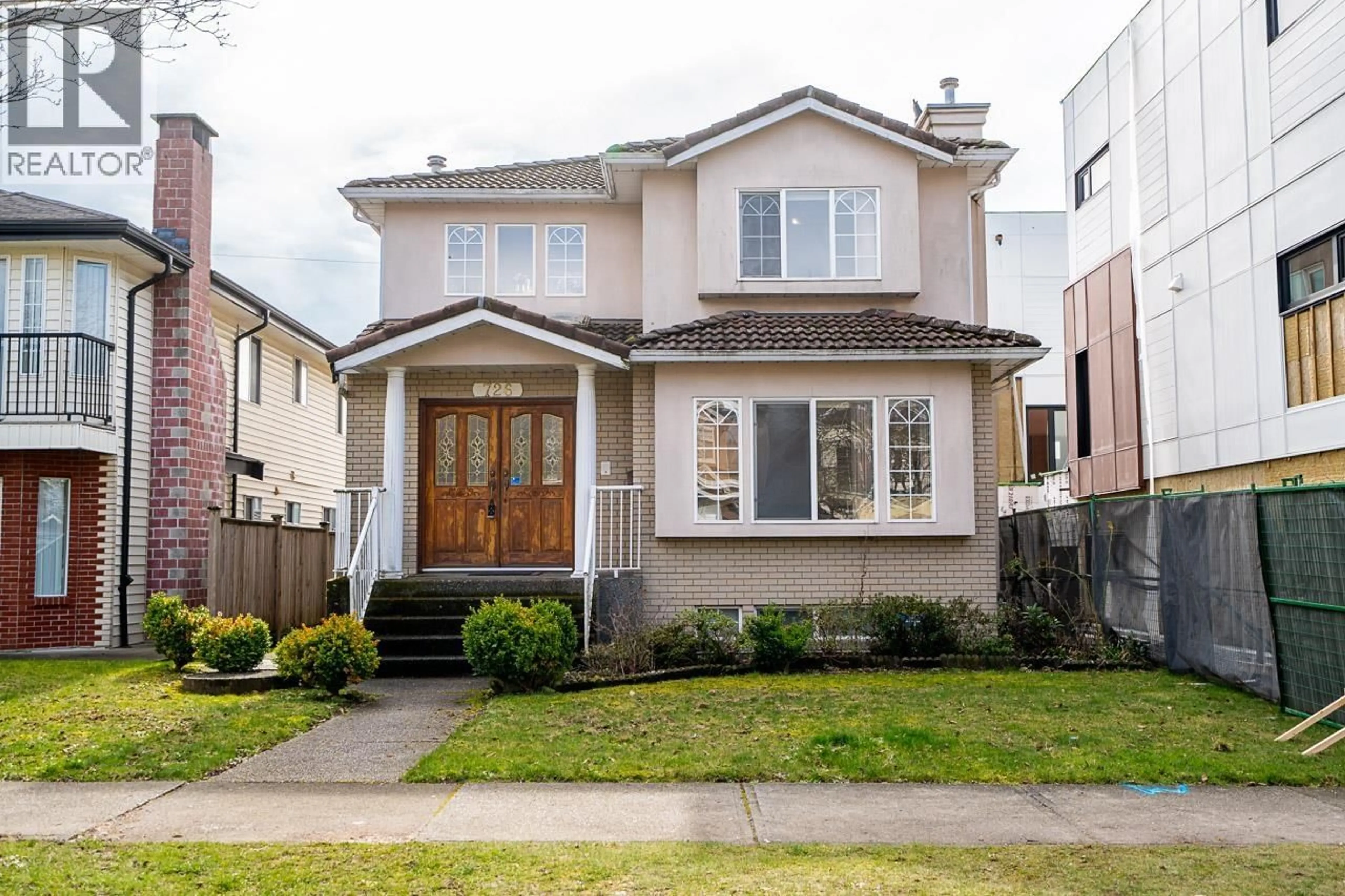 Home with vinyl exterior material, street for 726 56TH AVENUE, Vancouver British Columbia V5X1R9