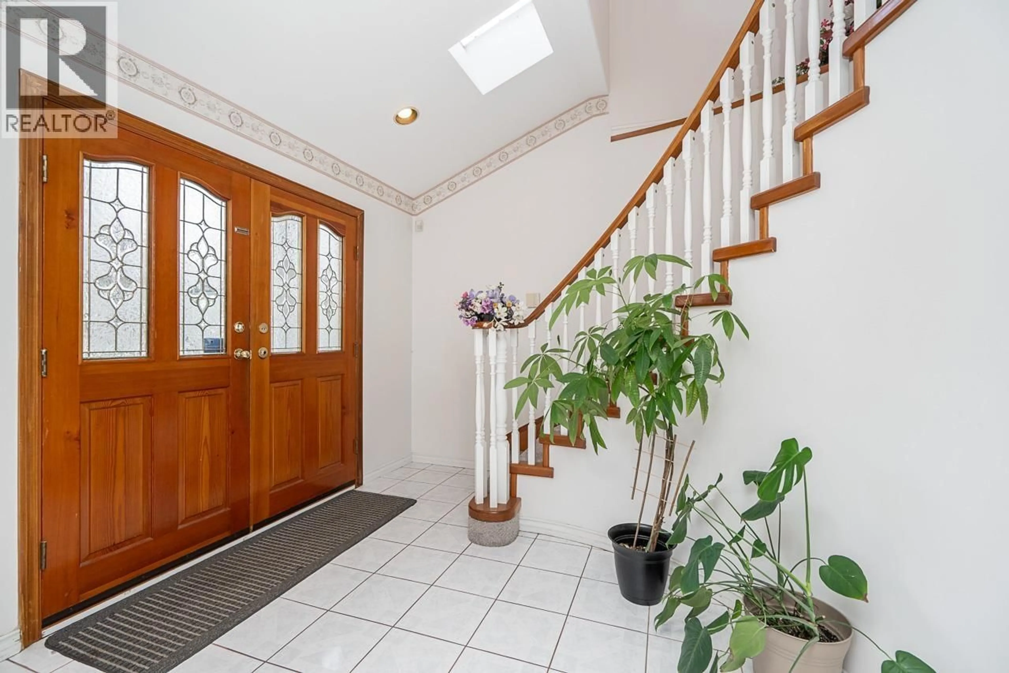 Indoor foyer for 726 56TH AVENUE, Vancouver British Columbia V5X1R9