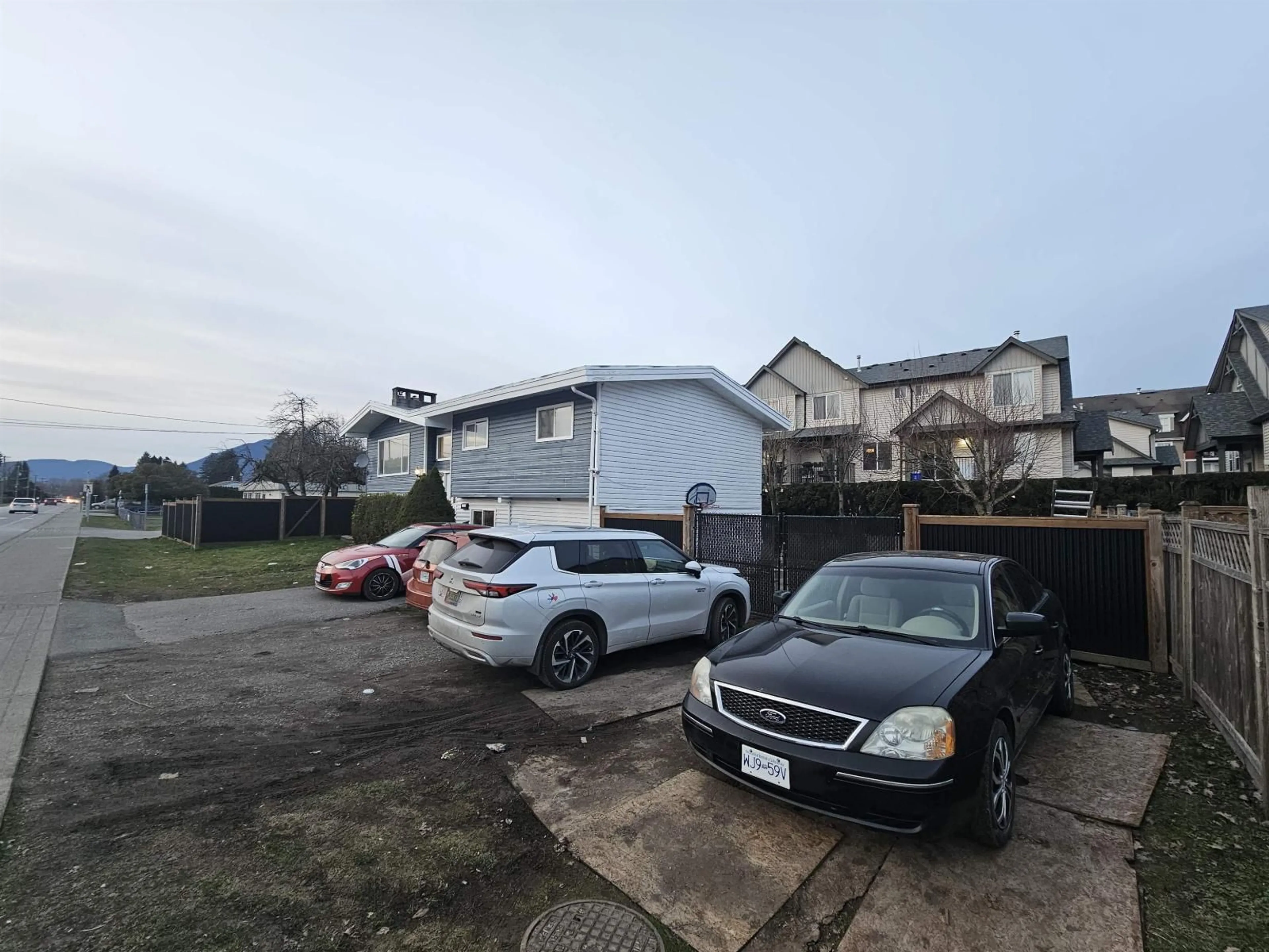 A pic from outside/outdoor area/front of a property/back of a property/a pic from drone, street for 45475 BERNARD AVENUE, Chilliwack British Columbia V2P1H6
