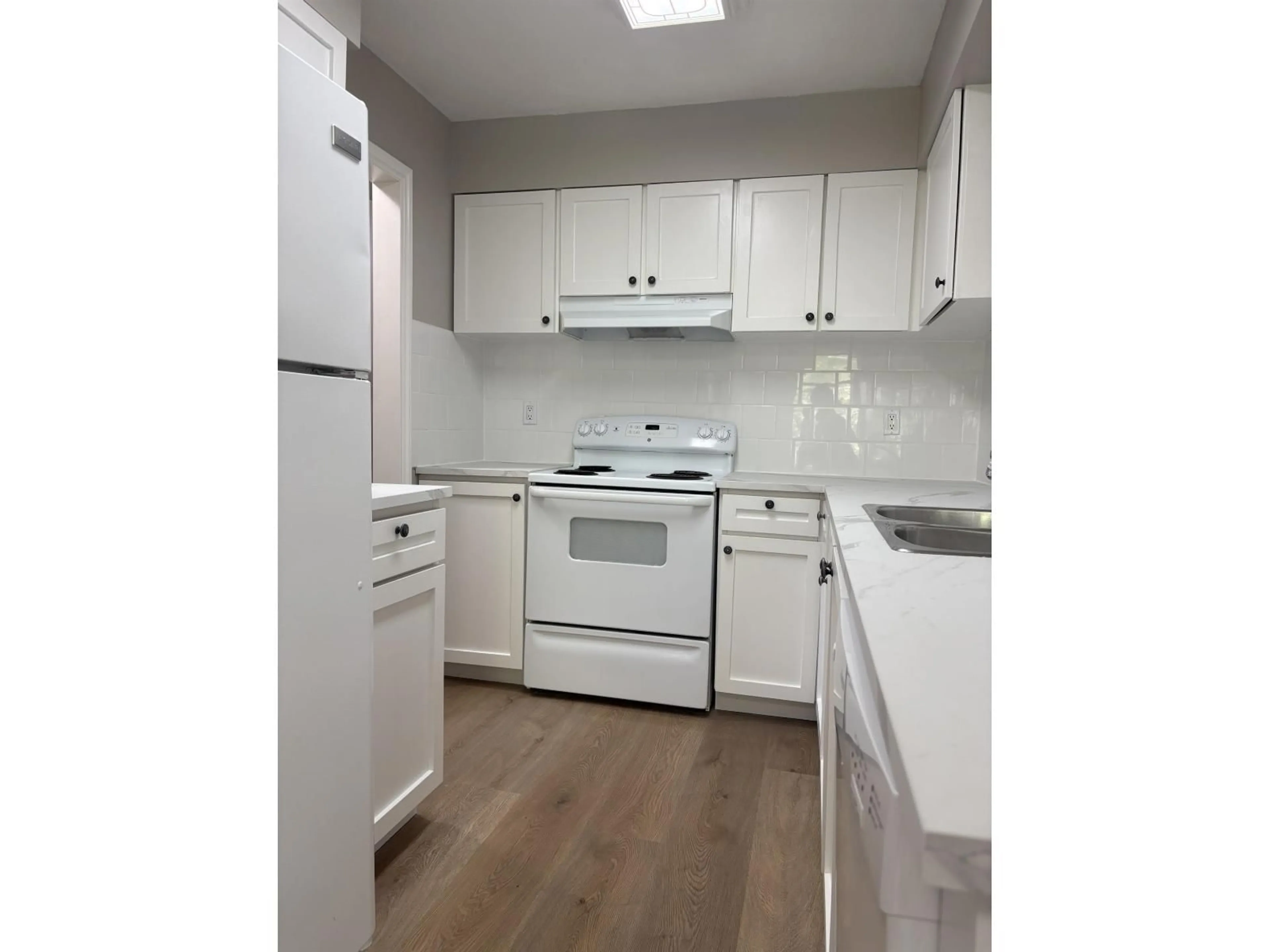 Standard kitchen, wood/laminate floor for 405 - 10560 154 STREET, Surrey British Columbia V3R8A3