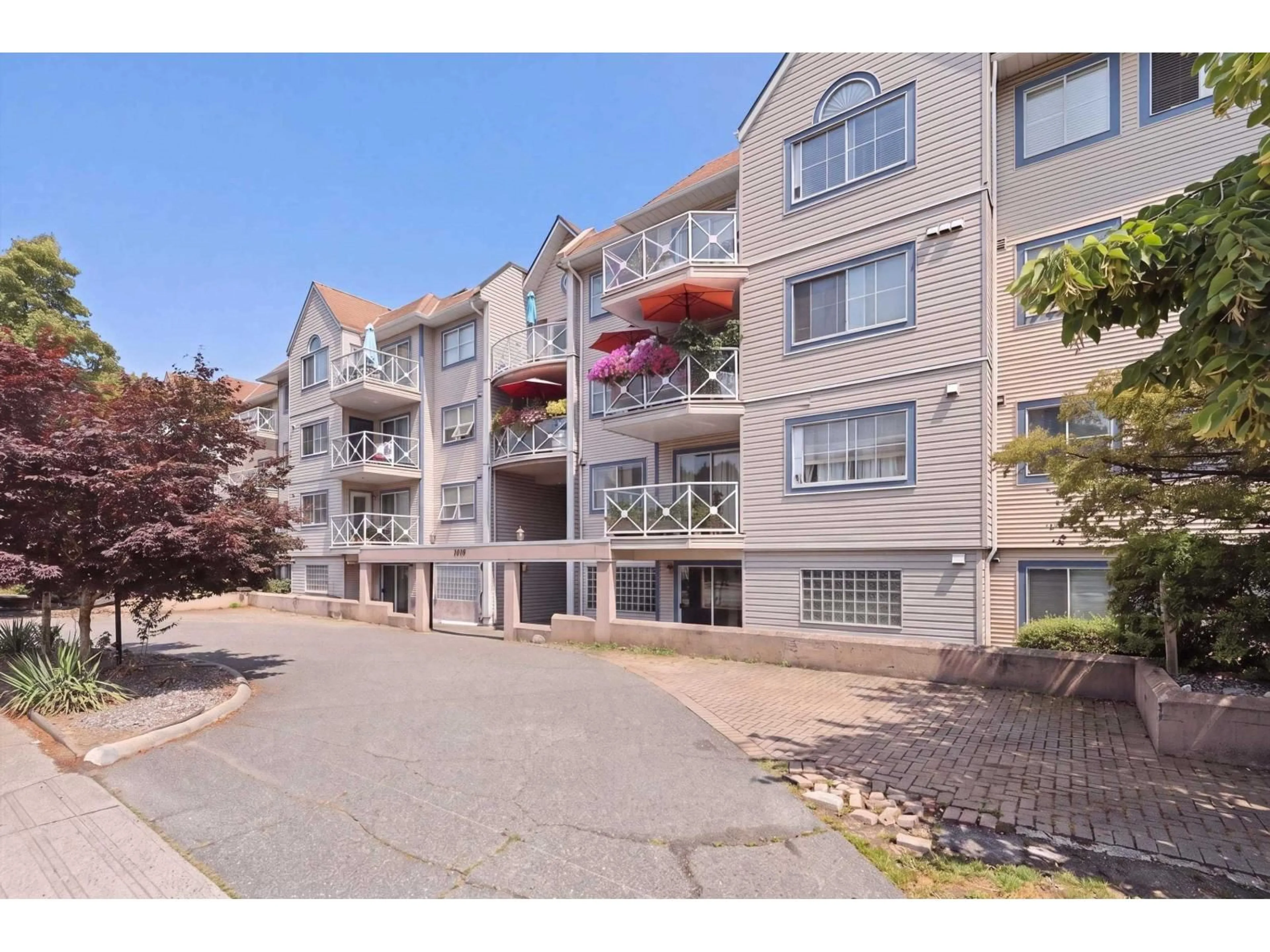 A pic from outside/outdoor area/front of a property/back of a property/a pic from drone, unknown for 202 - 12101 80 AVENUE, Surrey British Columbia V3W5V6