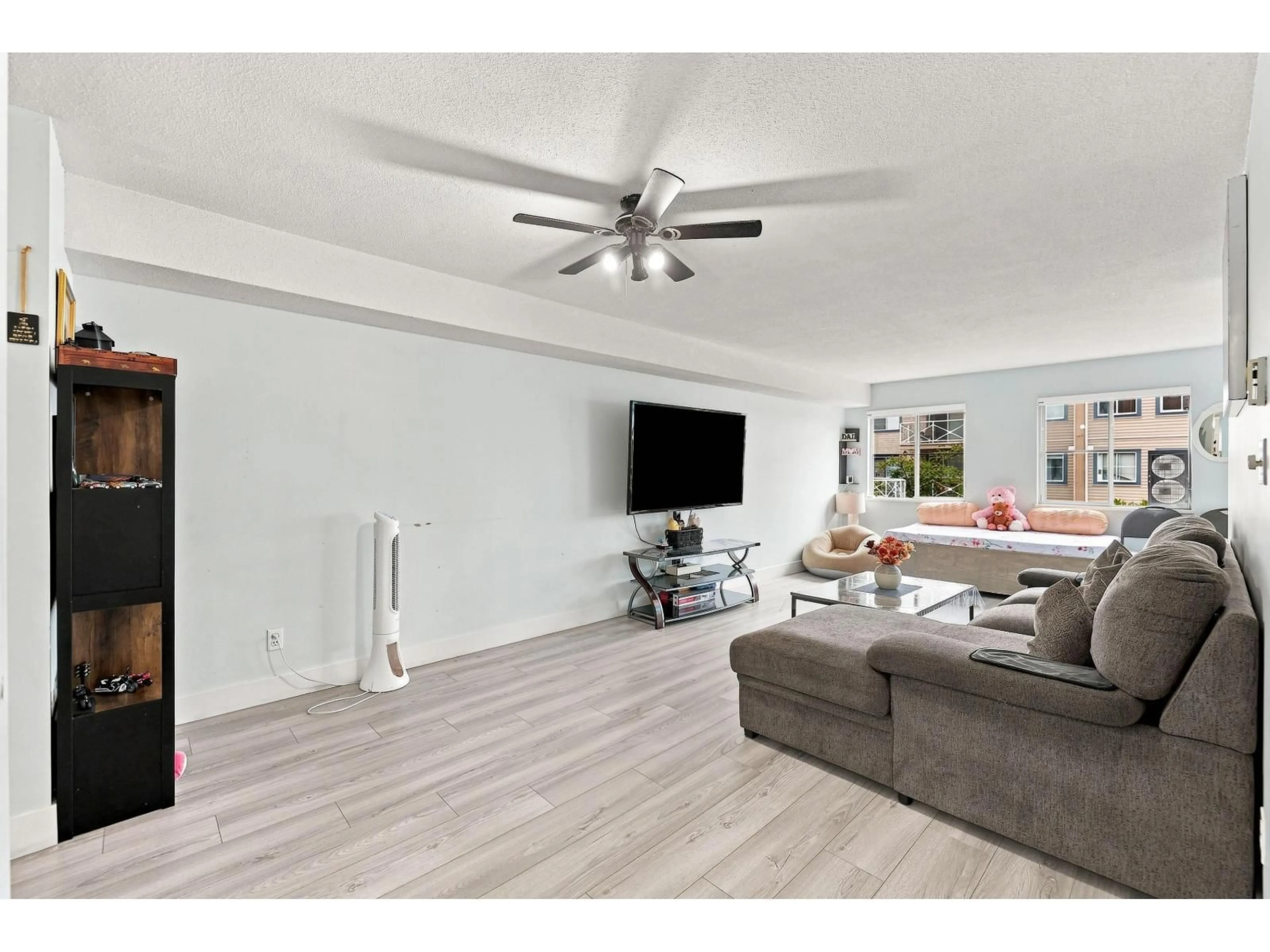 Living room with furniture, unknown for 202 - 12101 80 AVENUE, Surrey British Columbia V3W5V6