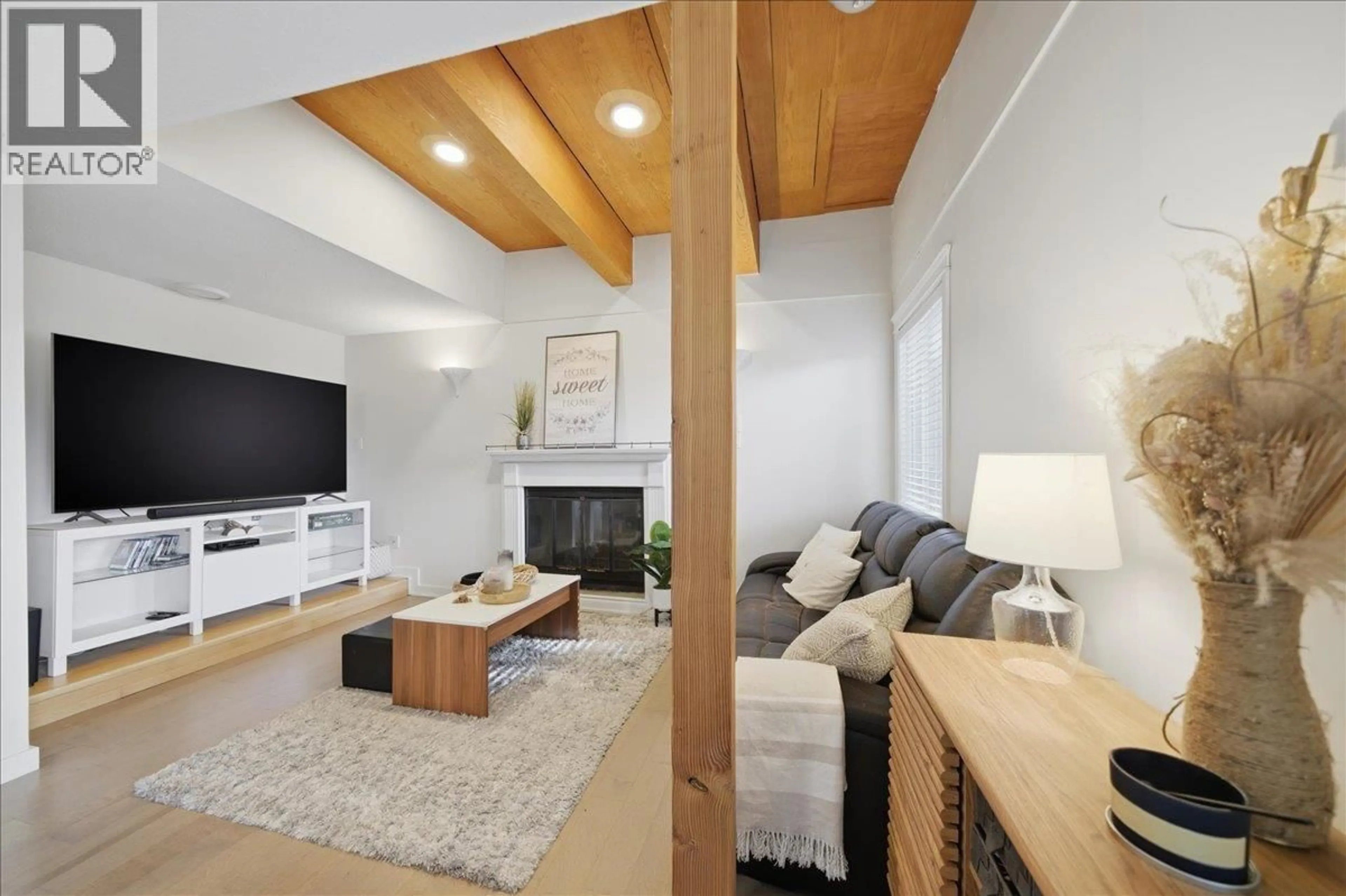 Living room with furniture, unknown for 7694 BULLER AVENUE, Burnaby British Columbia V5J4S9