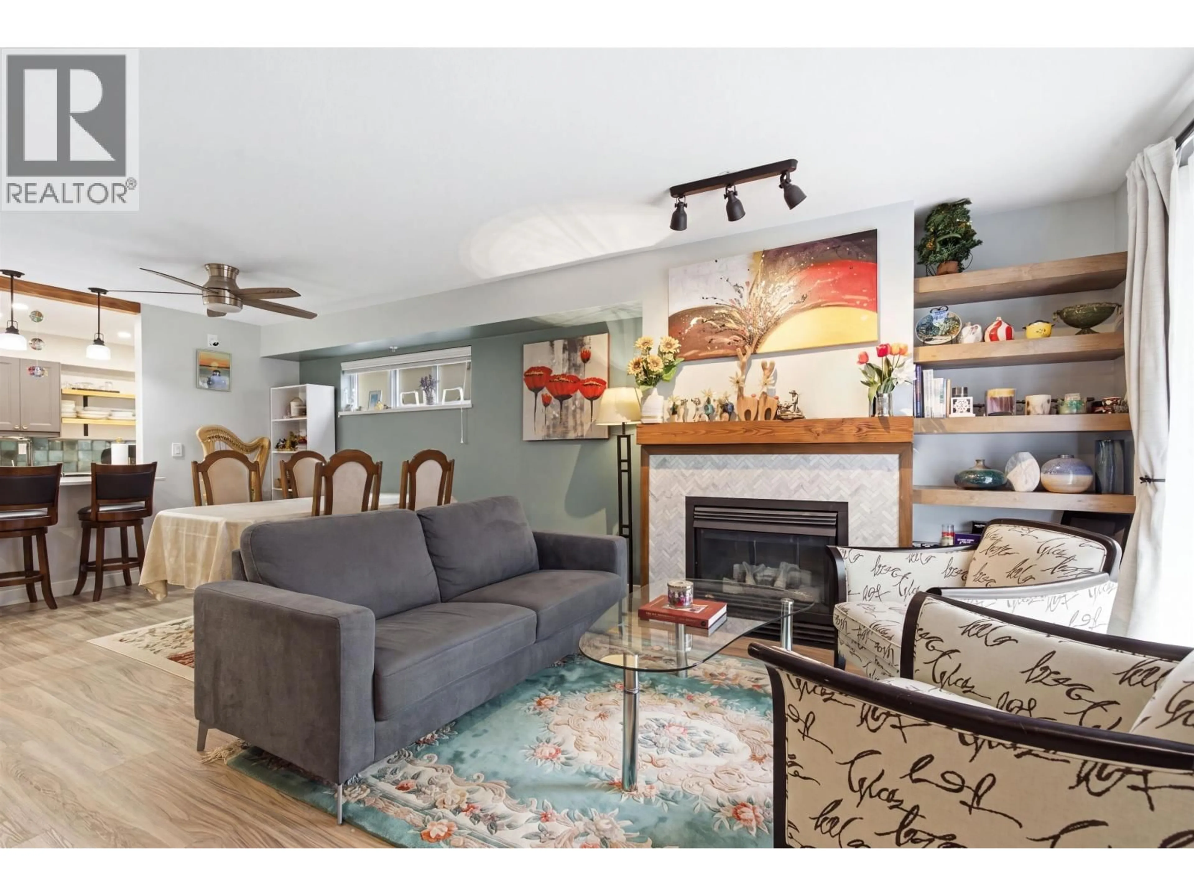 Living room with furniture, wood/laminate floor for 7 - 1203 MADISON AVENUE, Burnaby British Columbia V5C6R9