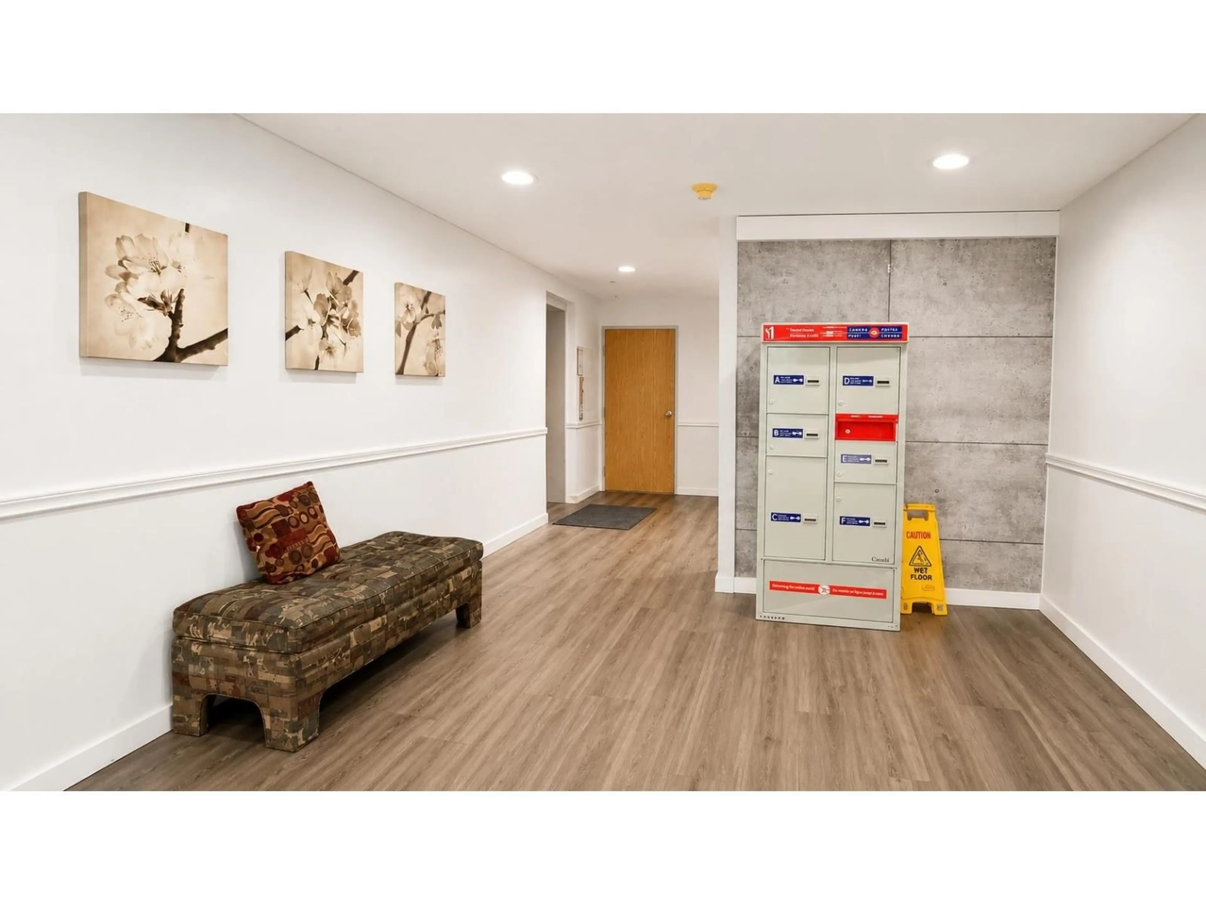 Indoor foyer for 313 - 10644 151A STREET, Surrey British Columbia V3R8R3