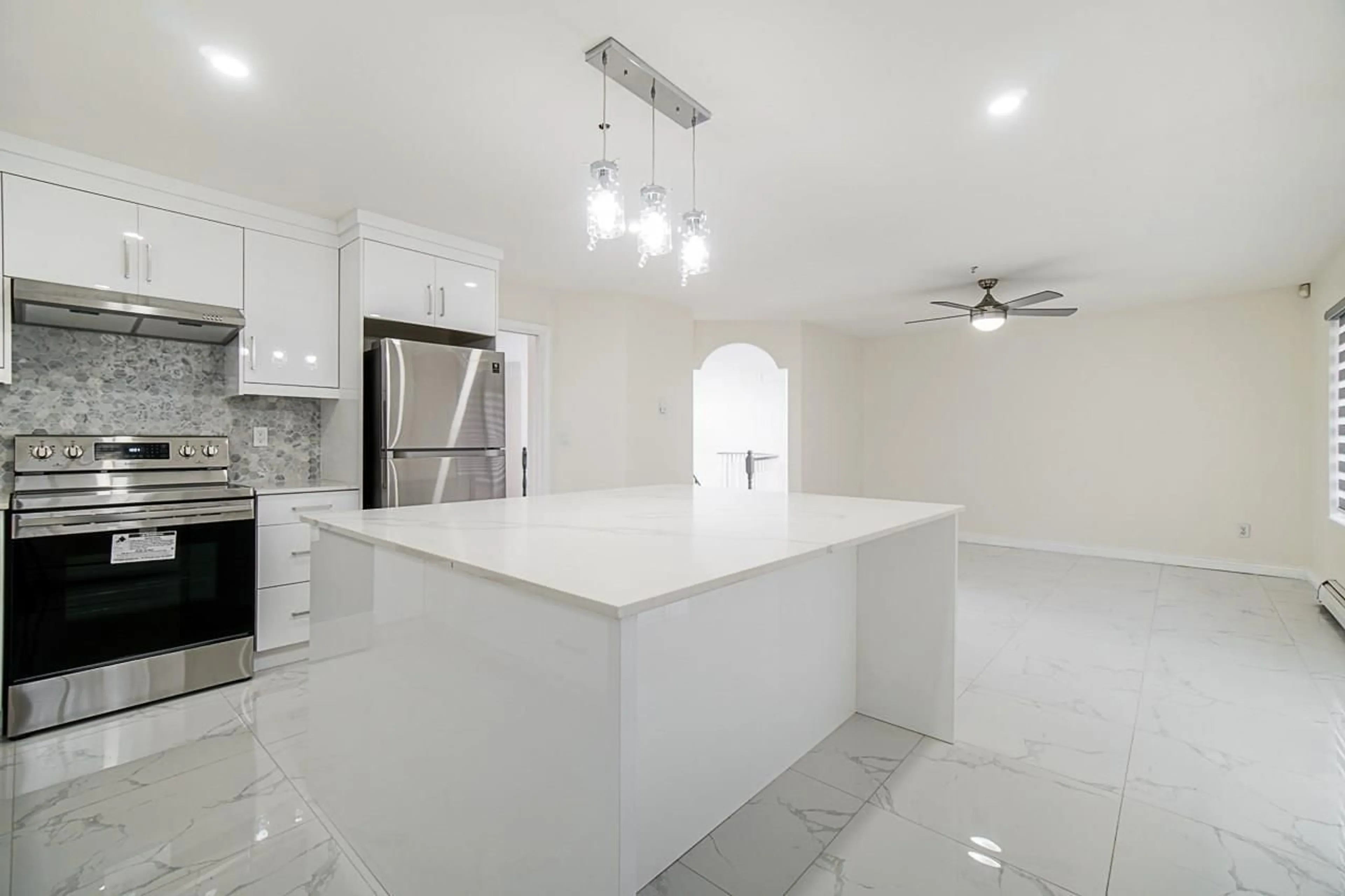 Open concept kitchen, ceramic/tile floor for 13755 93A AVENUE, Surrey British Columbia V3V8A9