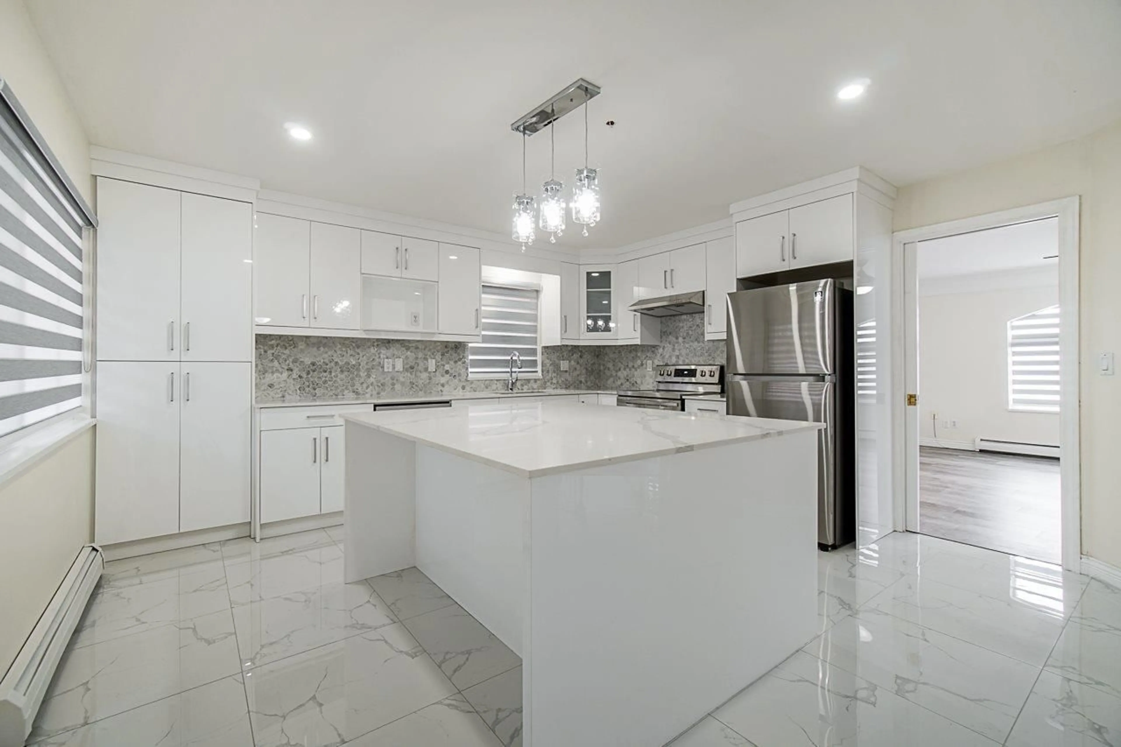 Open concept kitchen, ceramic/tile floor for 13755 93A AVENUE, Surrey British Columbia V3V8A9
