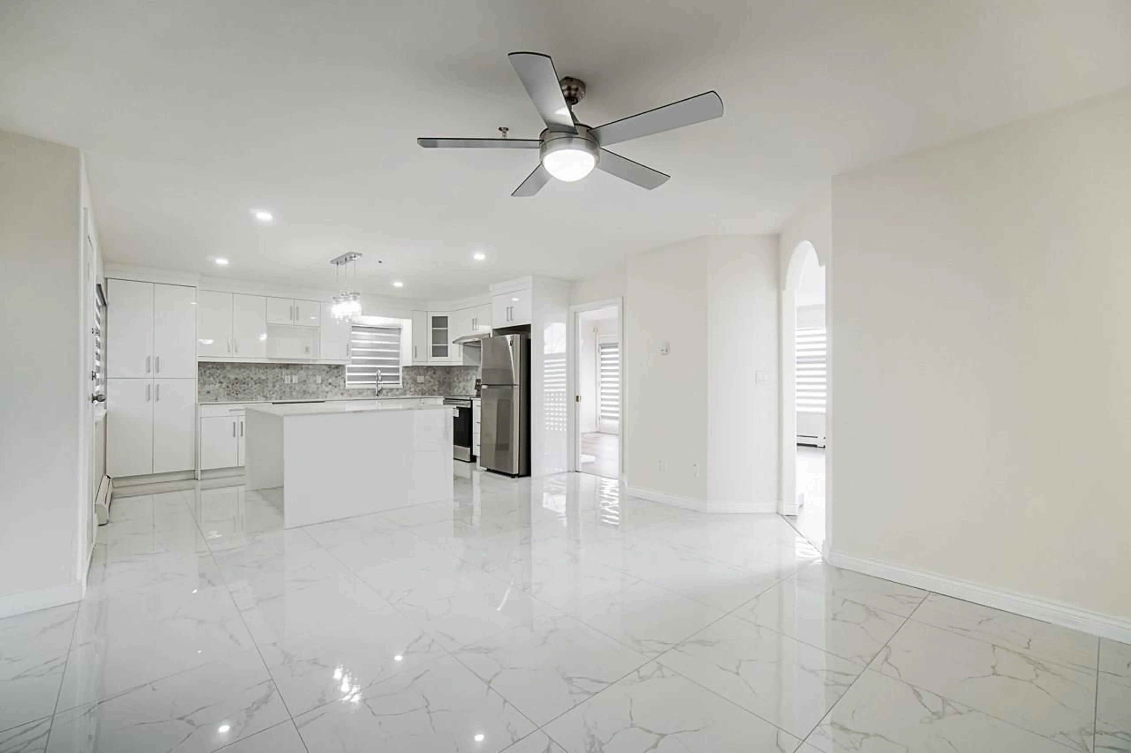Open concept kitchen, ceramic/tile floor for 13755 93A AVENUE, Surrey British Columbia V3V8A9