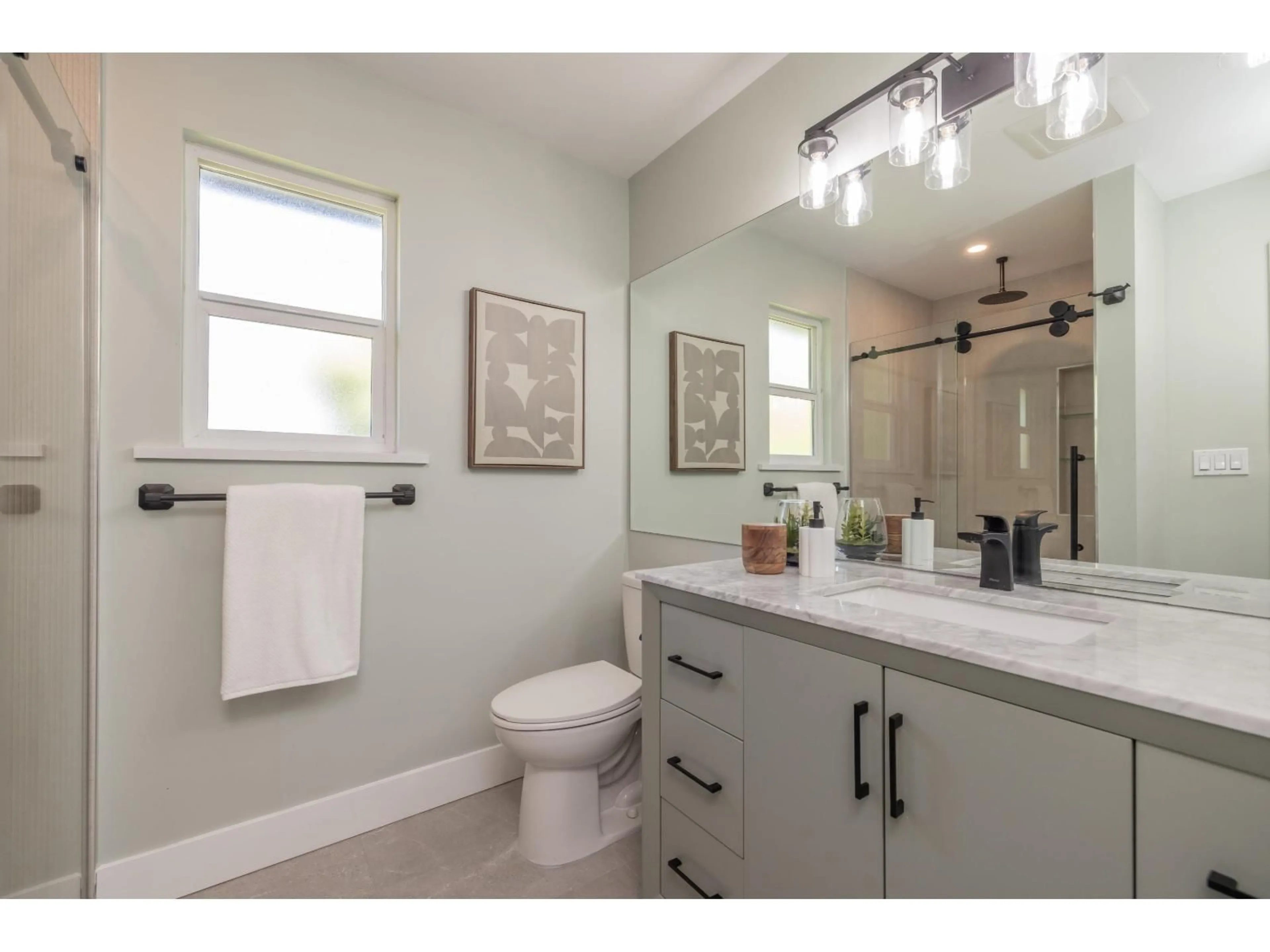 Contemporary bathroom, ceramic/tile floor for 19 - 18868 69 AVENUE, Surrey British Columbia V4N5K7