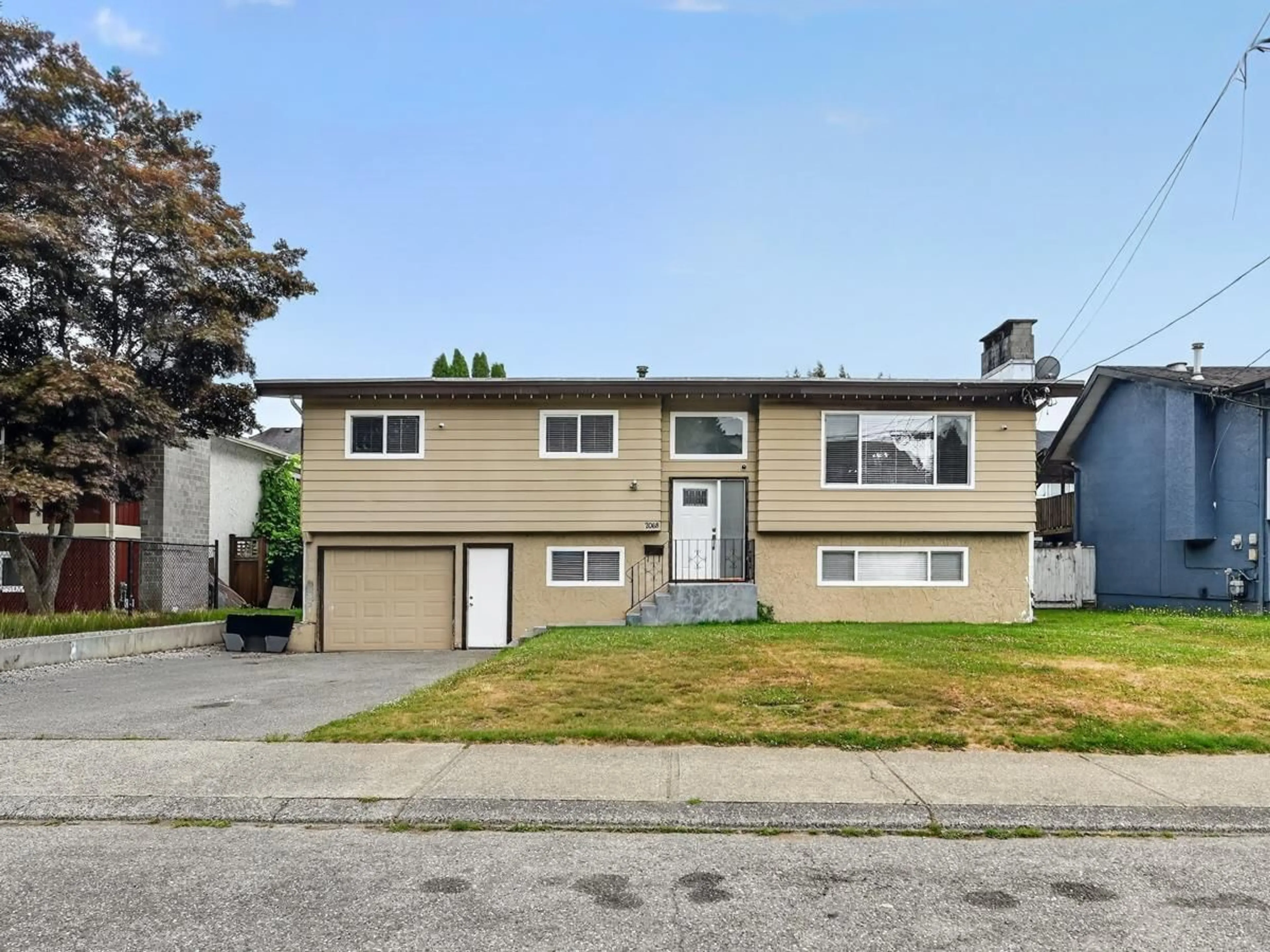 Home with vinyl exterior material, street for 2068 RIDGEWAY STREET, Abbotsford British Columbia V2T3X7