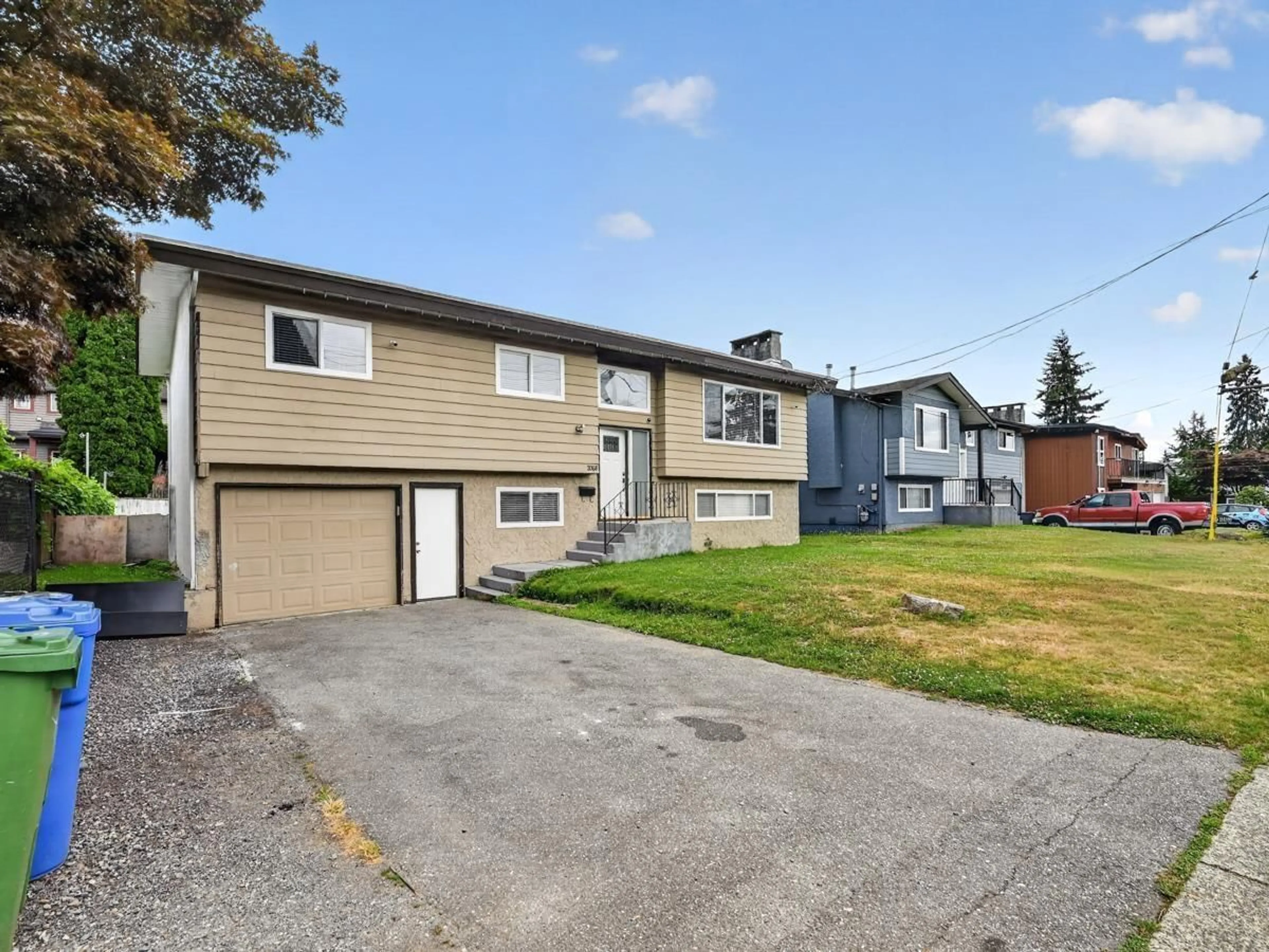 Home with vinyl exterior material, street for 2068 RIDGEWAY STREET, Abbotsford British Columbia V2T3X7