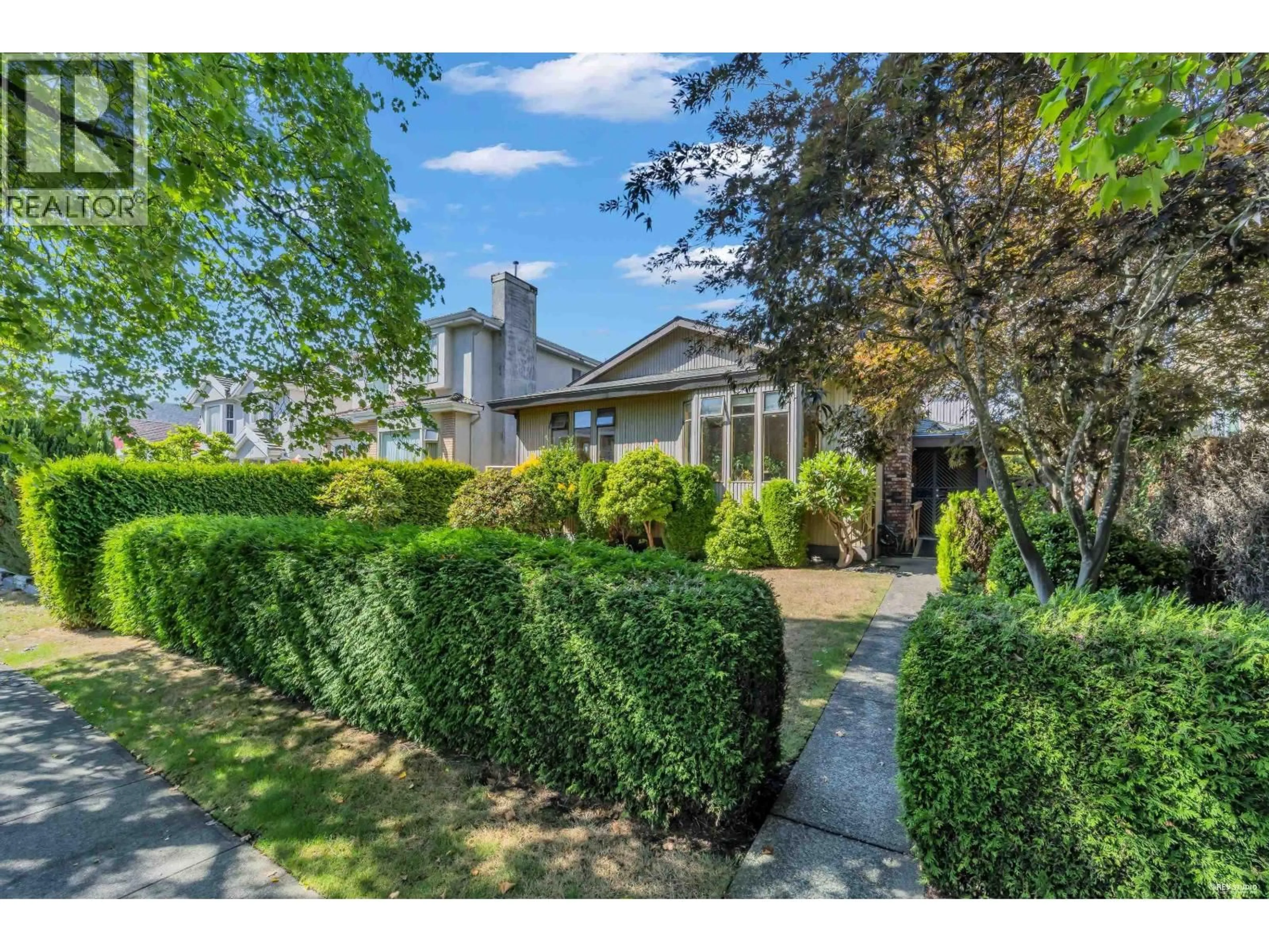 A pic from outside/outdoor area/front of a property/back of a property/a pic from drone, street for 137 WOODSTOCK AVENUE, Vancouver British Columbia V5Y2R7