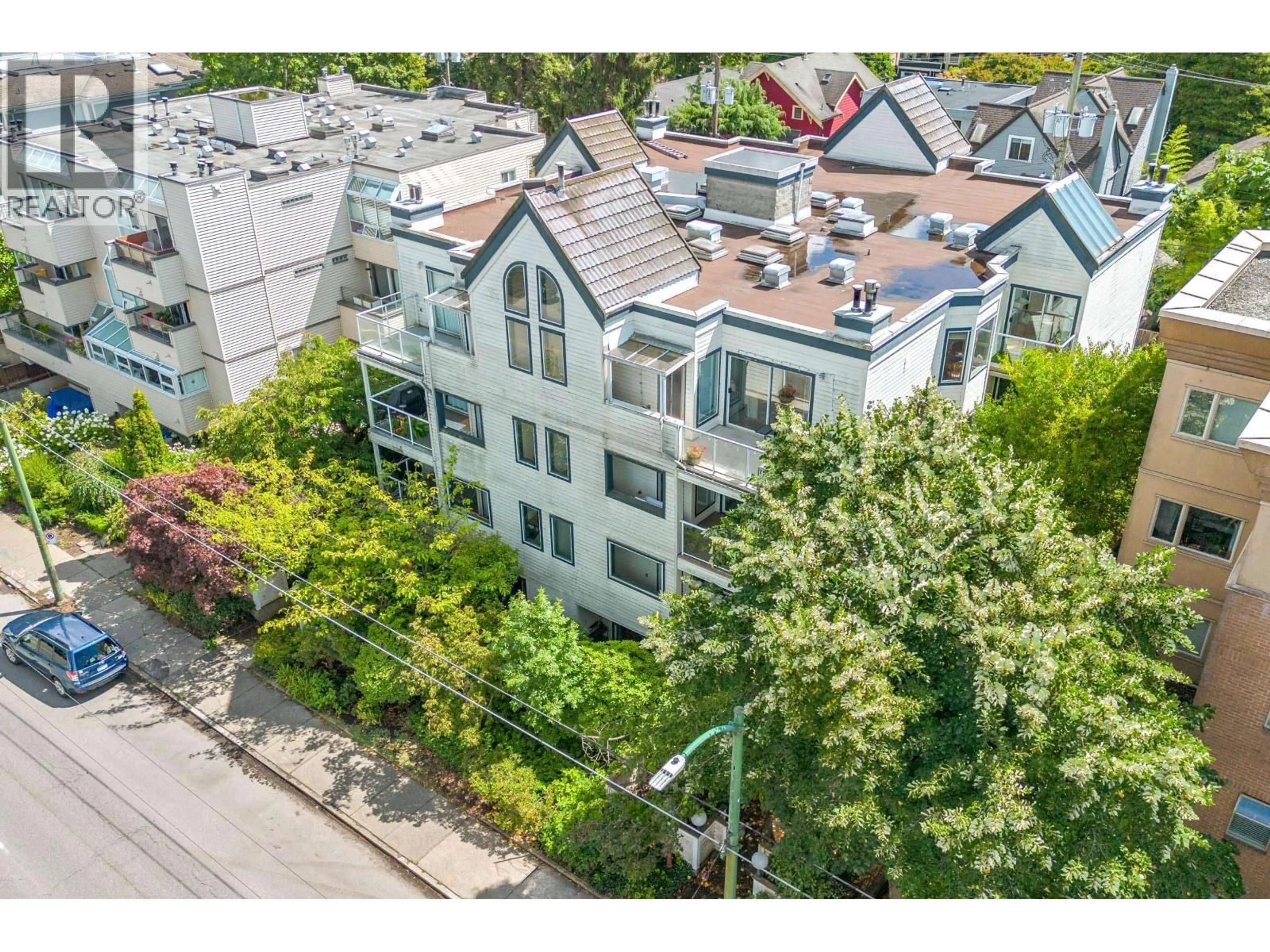 A pic from outside/outdoor area/front of a property/back of a property/a pic from drone, city buildings view from balcony for 101 - 3270 W 4TH AVENUE, Vancouver British Columbia V6K1R9