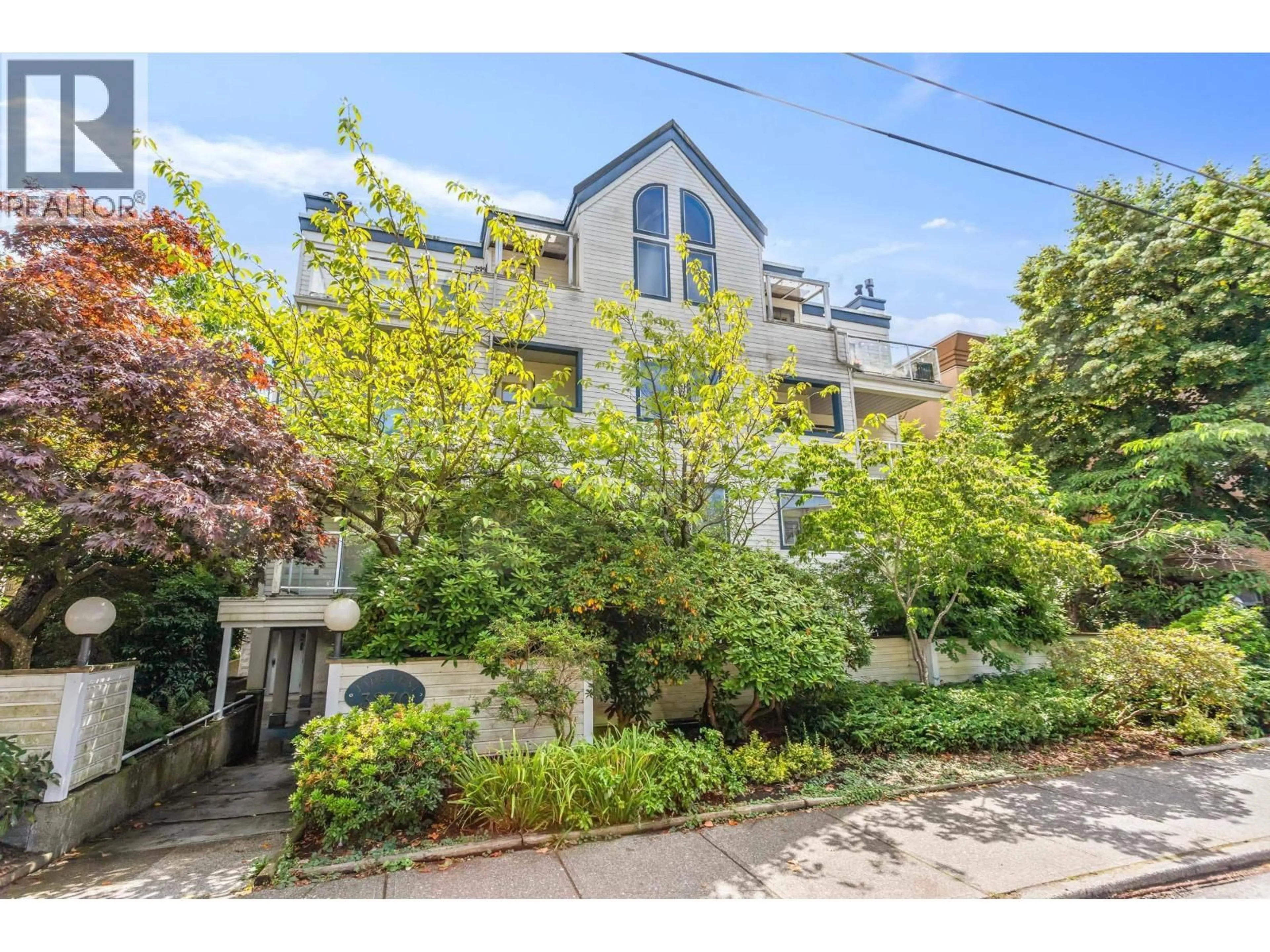 A pic from outside/outdoor area/front of a property/back of a property/a pic from drone, street for 101 - 3270 W 4TH AVENUE, Vancouver British Columbia V6K1R9