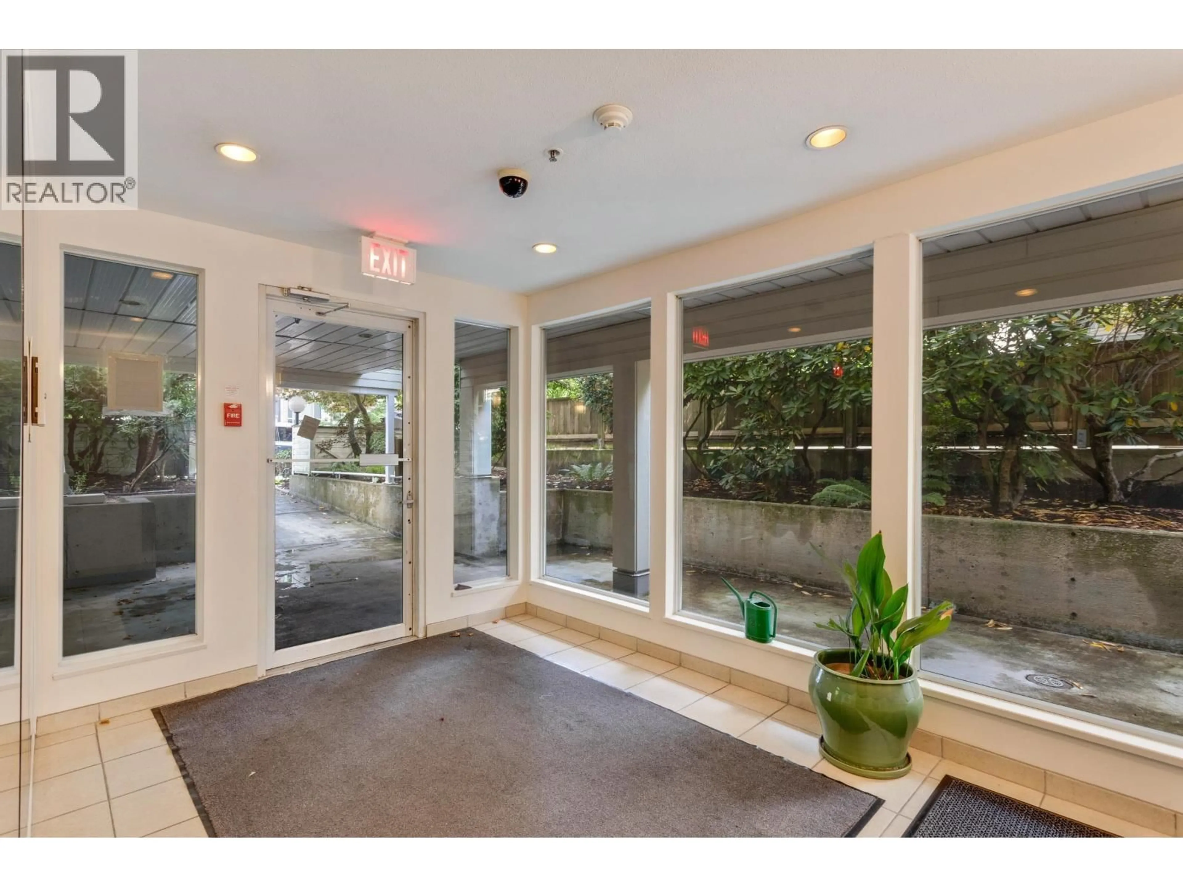 Indoor foyer for 101 - 3270 W 4TH AVENUE, Vancouver British Columbia V6K1R9