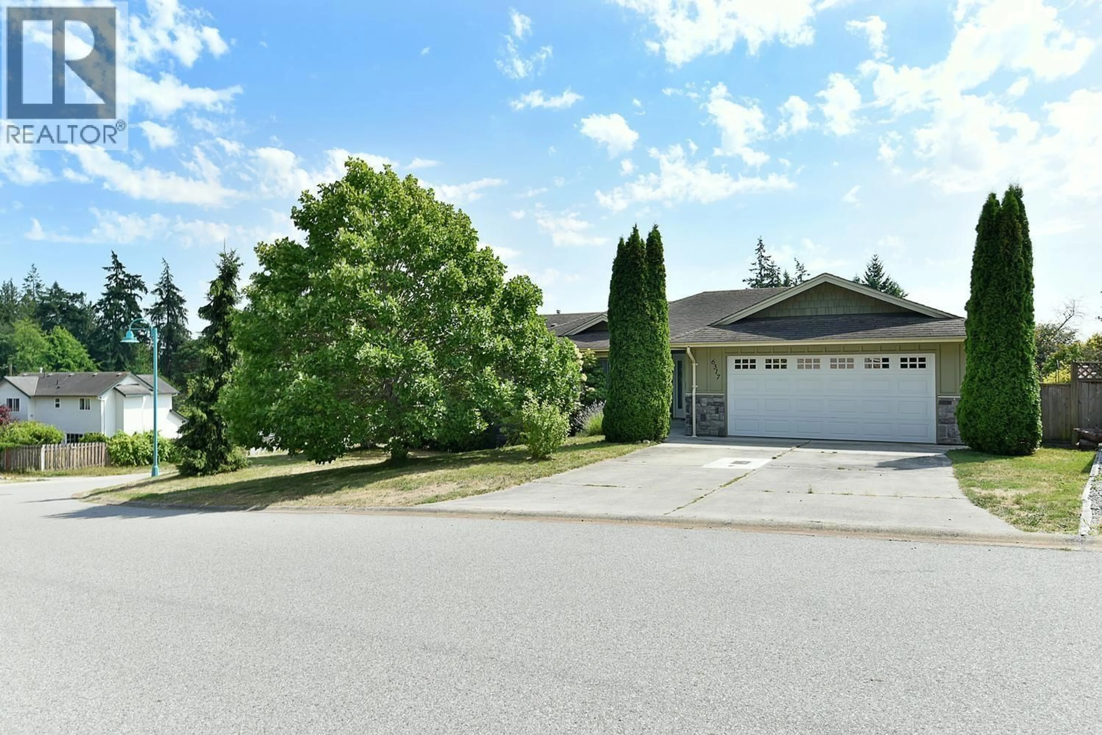 A pic from outside/outdoor area/front of a property/back of a property/a pic from drone, street for 6317 SAMRON ROAD, Sechelt British Columbia V7Z0N6