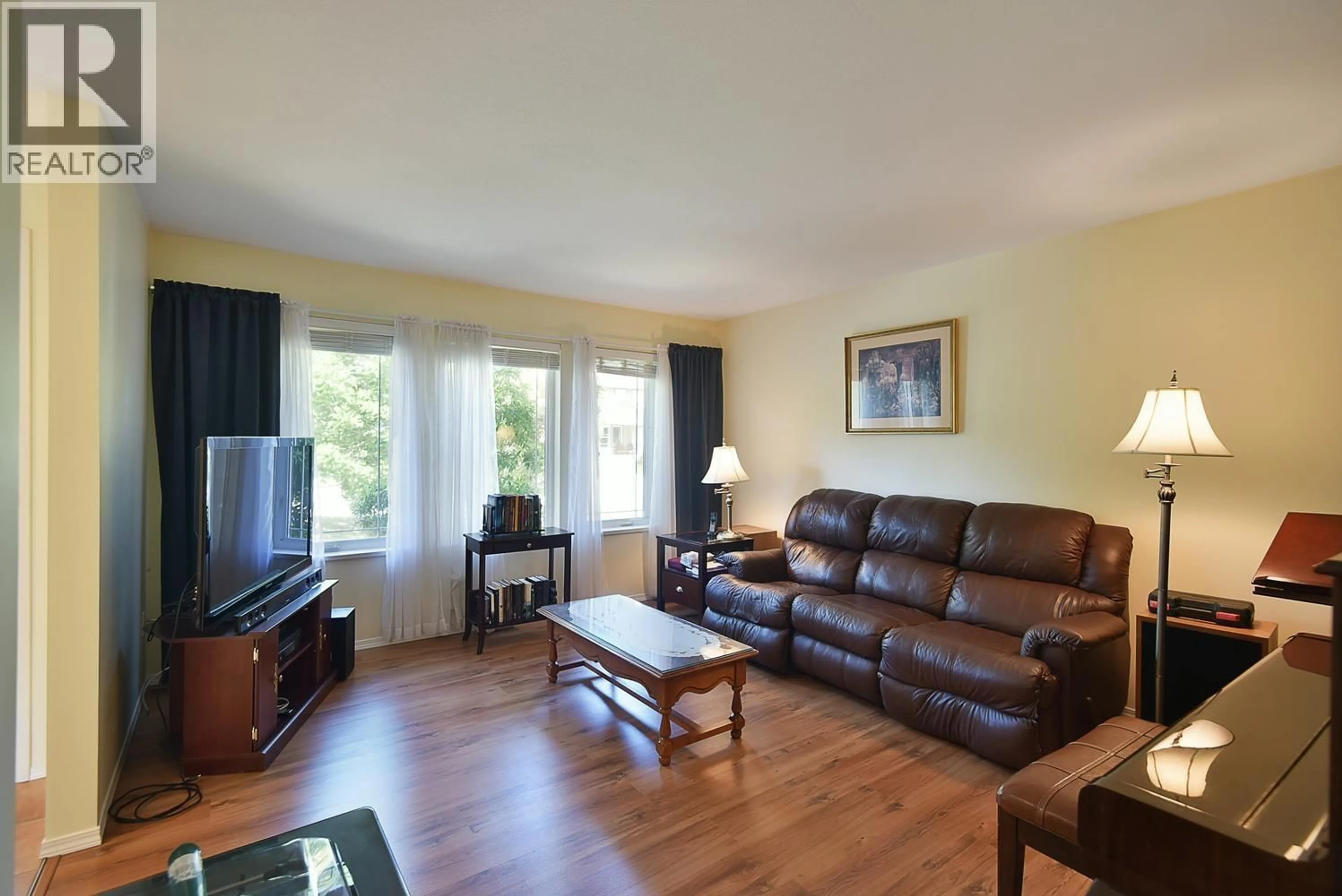 Living room with furniture, wood/laminate floor for 6317 SAMRON ROAD, Sechelt British Columbia V7Z0N6