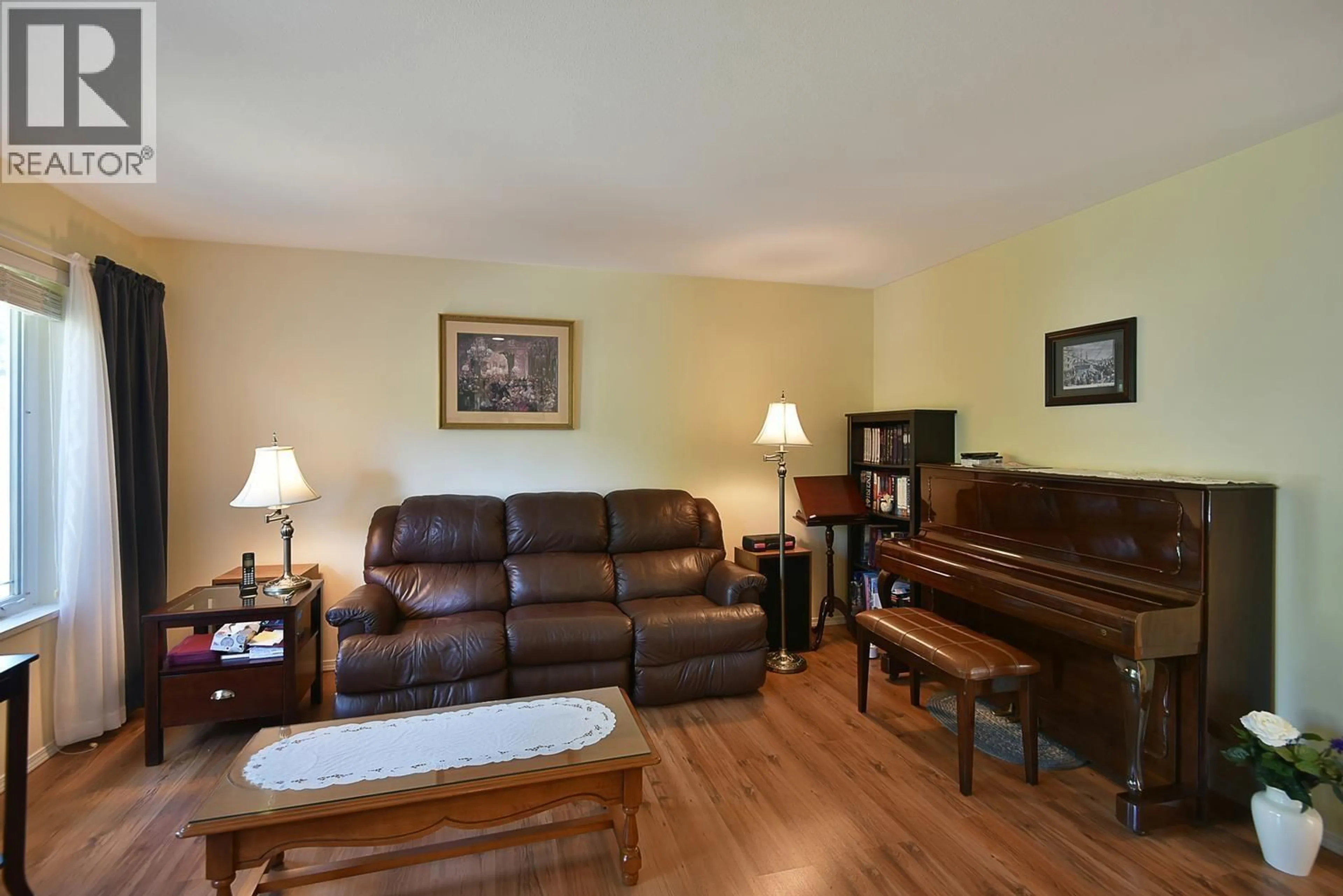 Living room with furniture, wood/laminate floor for 6317 SAMRON ROAD, Sechelt British Columbia V7Z0N6