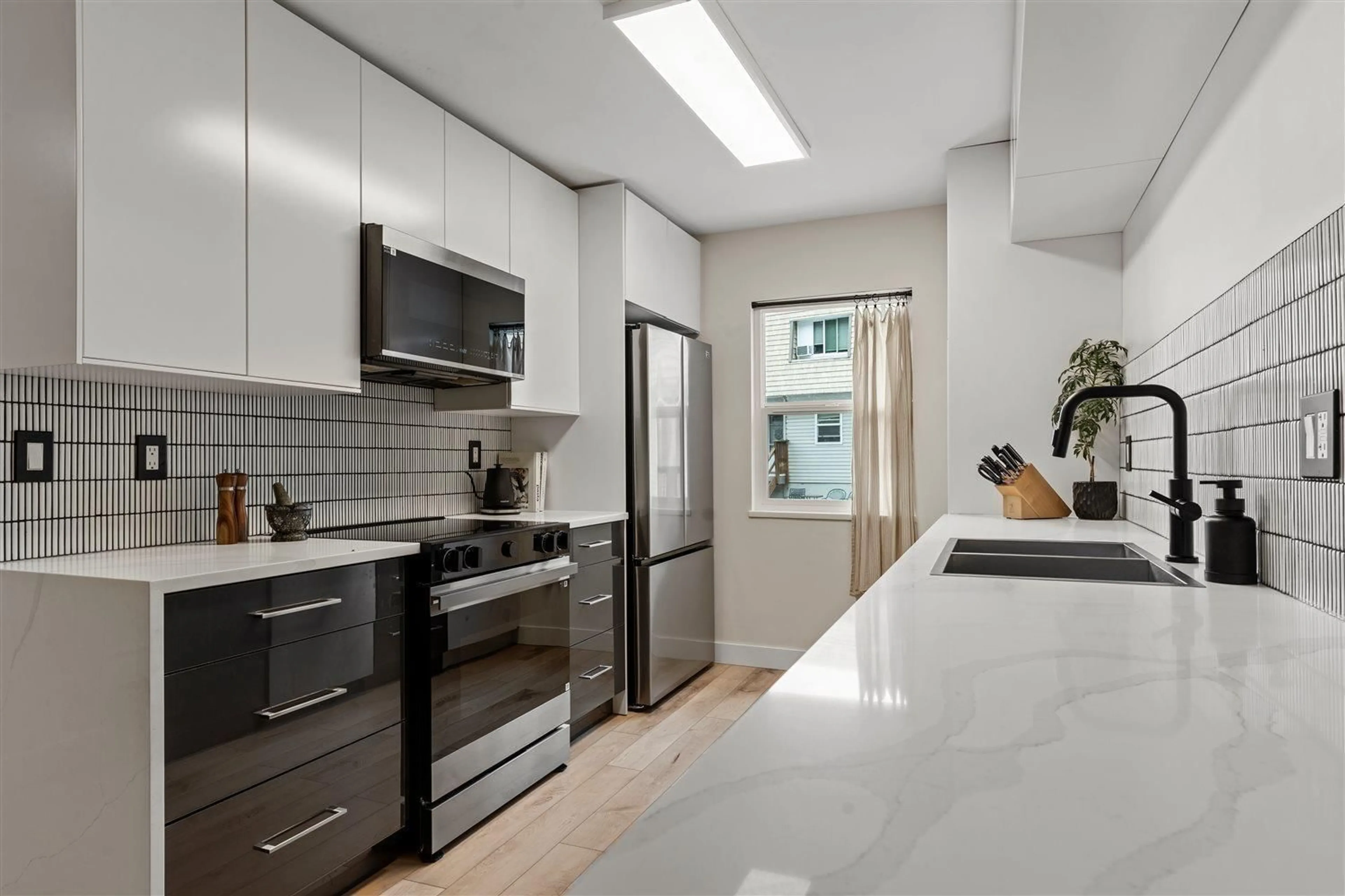Standard kitchen, ceramic/tile floor for 4 - 33293 BOURQUIN CRESCENT EAST, Abbotsford British Columbia V2S1Y2