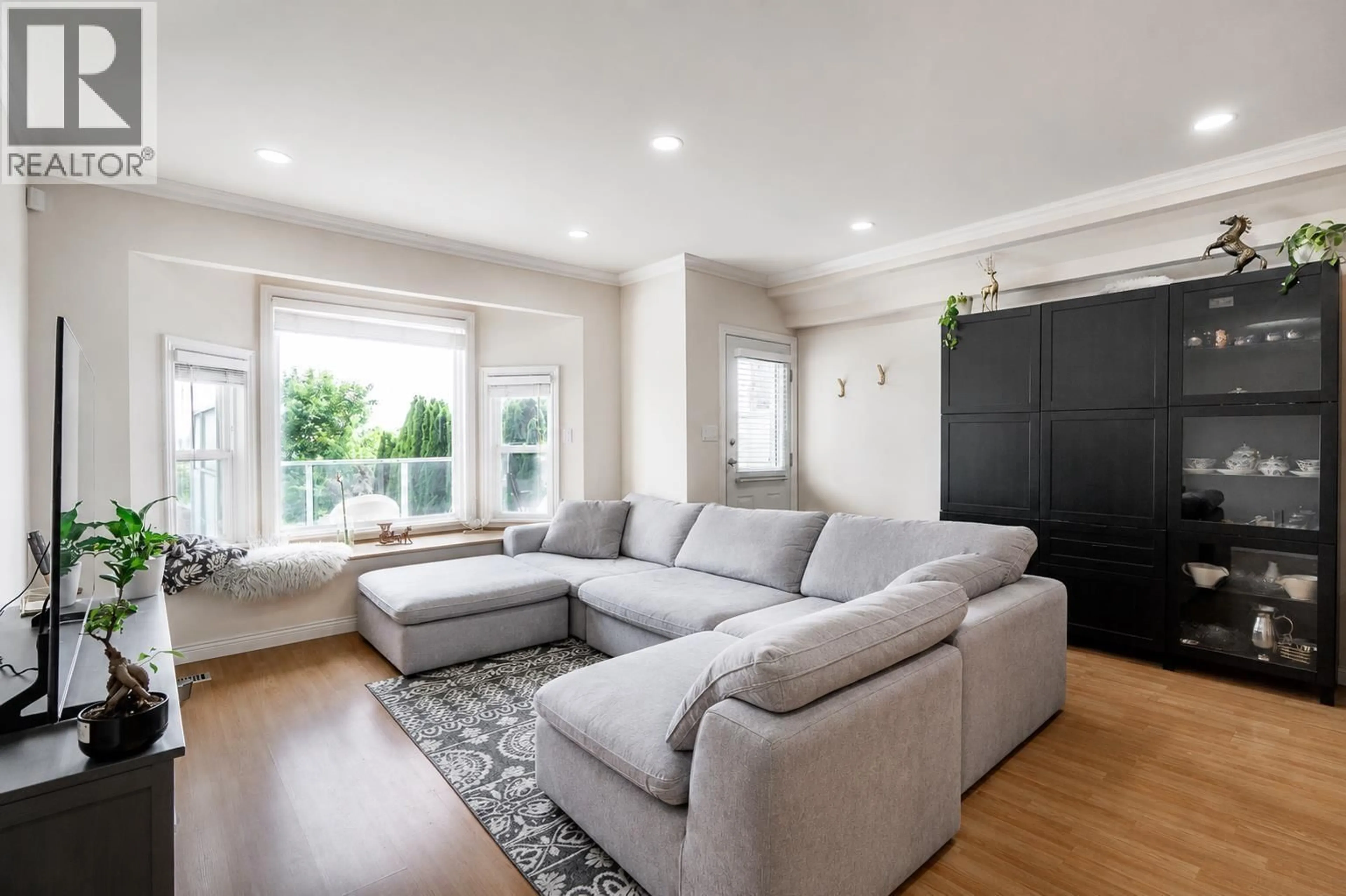 Living room with furniture, unknown for 1124 ROCHESTER AVENUE, Coquitlam British Columbia V3K2X4